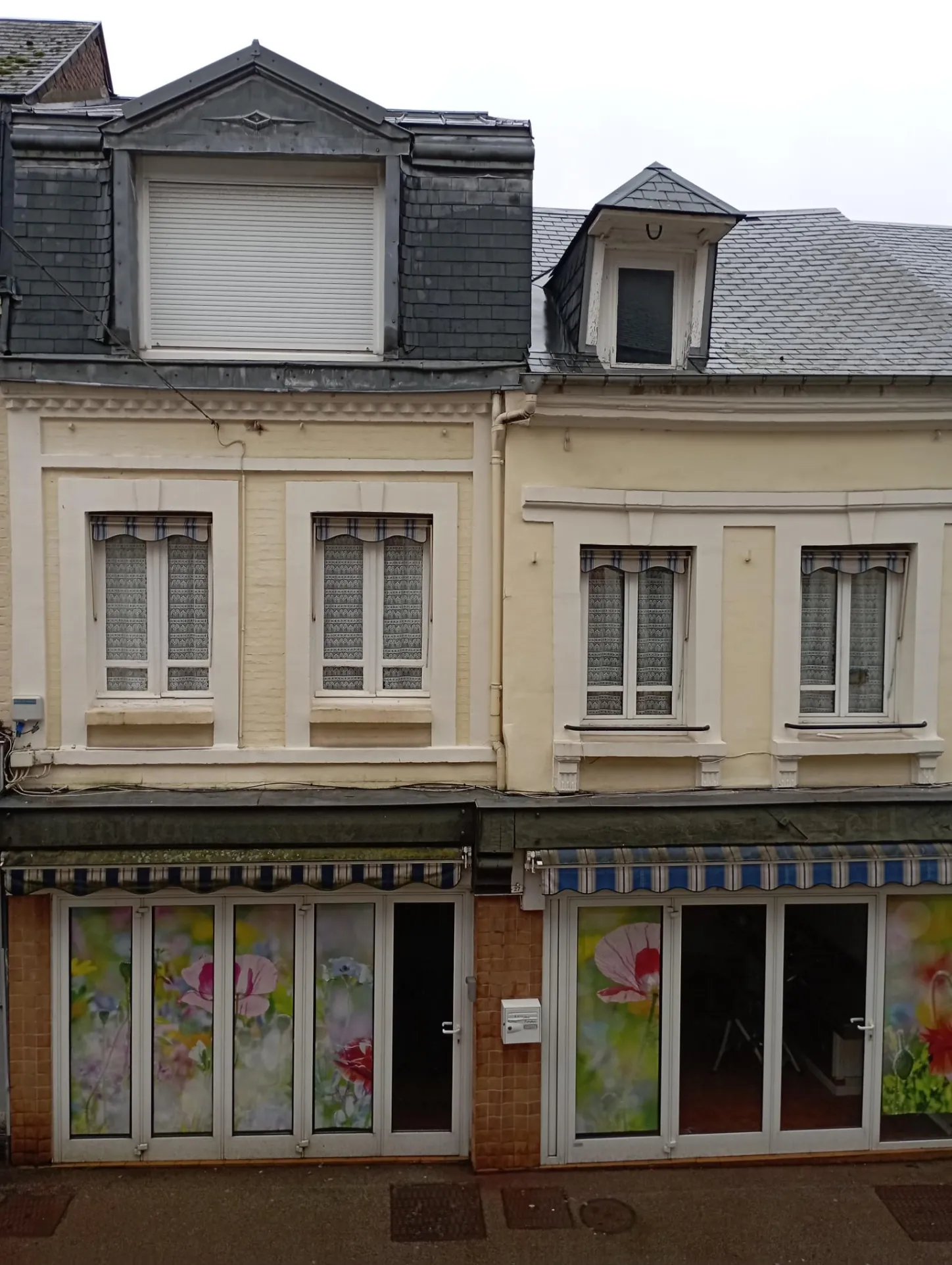 Immeuble en centre-ville de Lillebonne avec local commercial et logement à vendre 