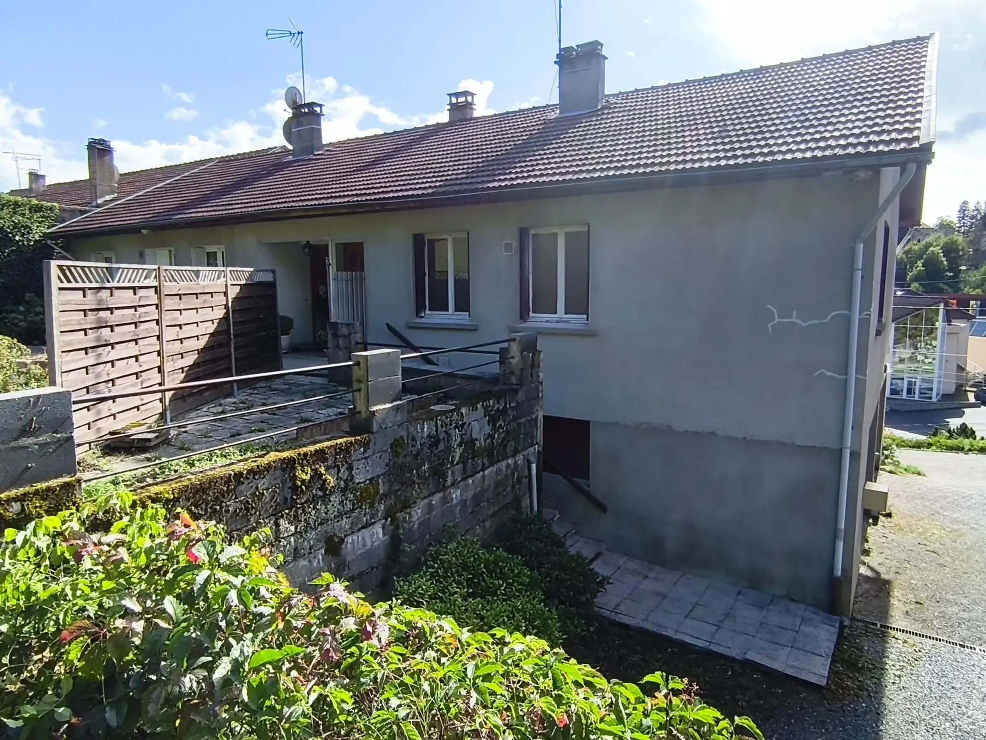 Maison mitoyenne de 63,5 m² avec garage et terrasse à La Monnerie le Montel