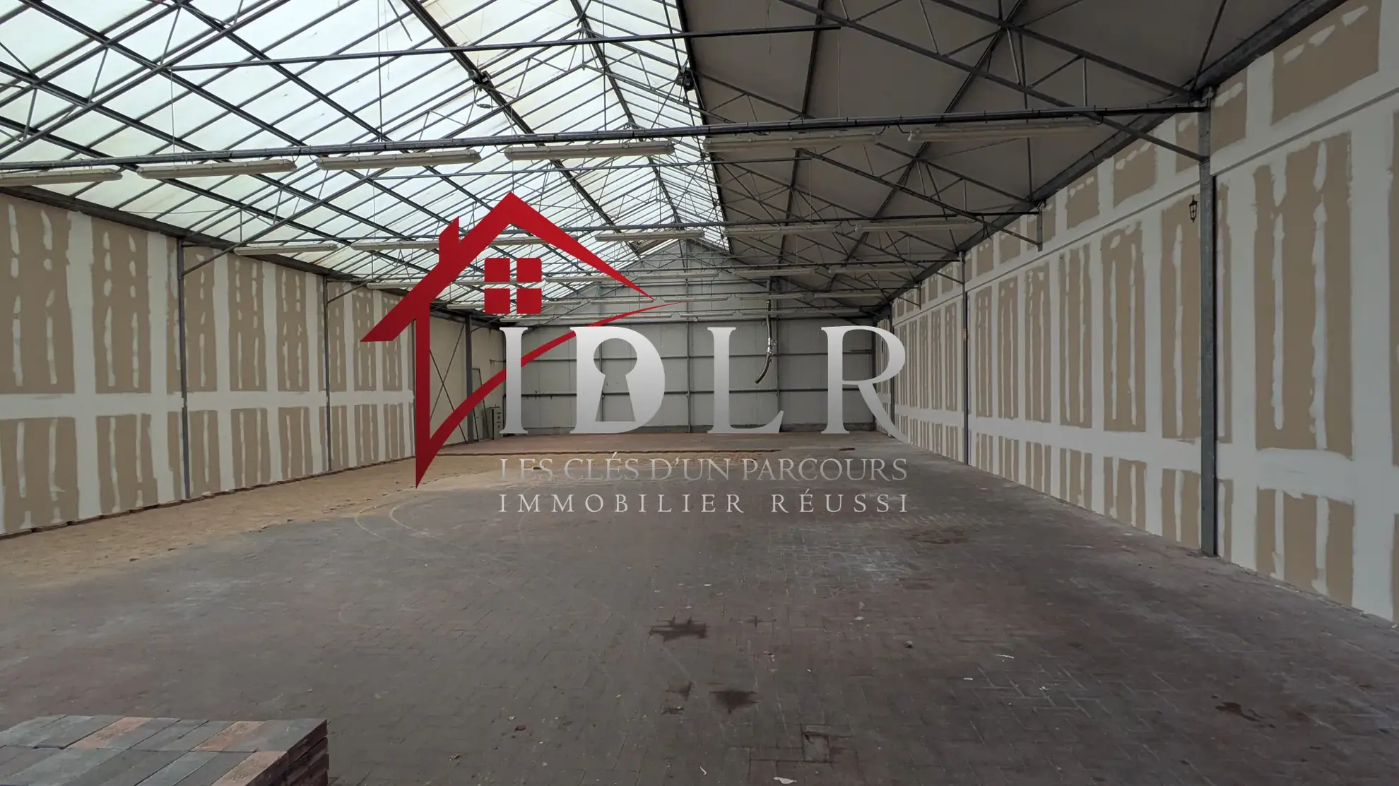 Local commercial de 1500 m² à vendre à Bletterans, accès indépendant et grande flexibilité