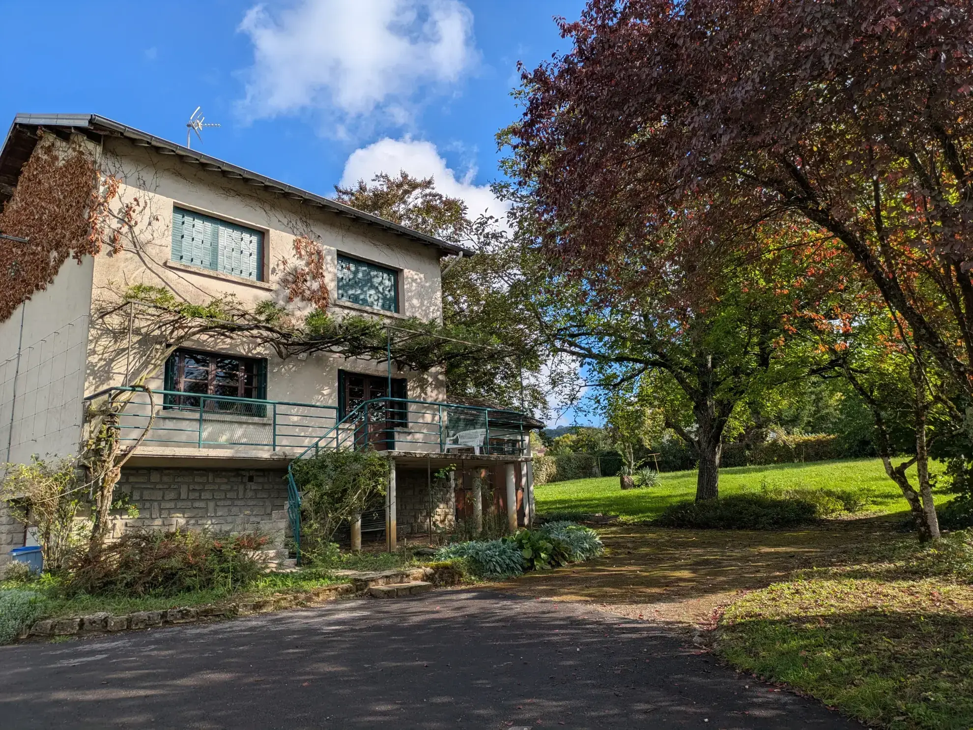 Belle maison familiale à Montmorot avec terrain et dépendances