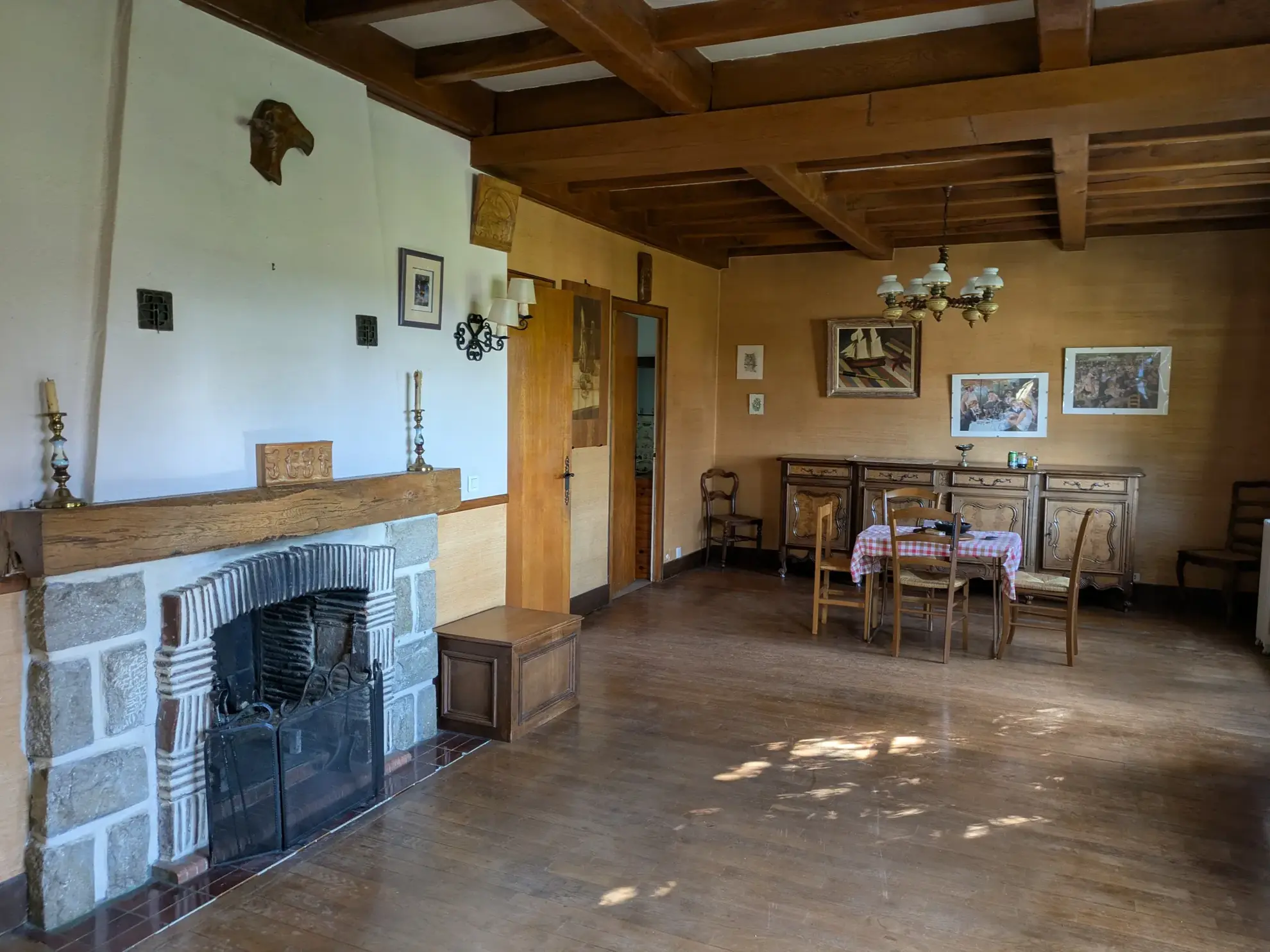 Belle maison familiale à Montmorot avec terrain et dépendances 