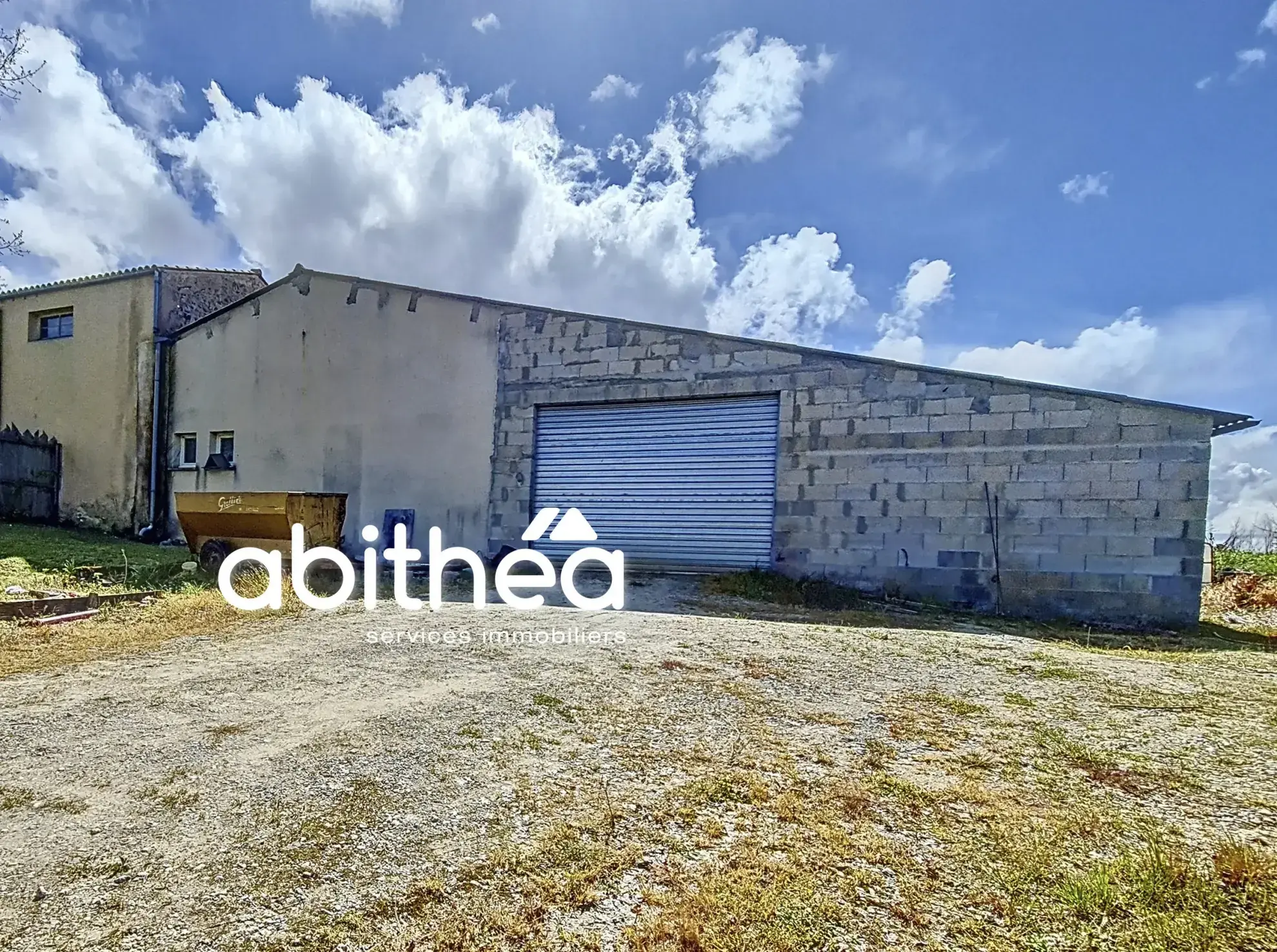 Vente d'un grand garage de 125 m² avec terrain à Saint-Césaire - Opportunity