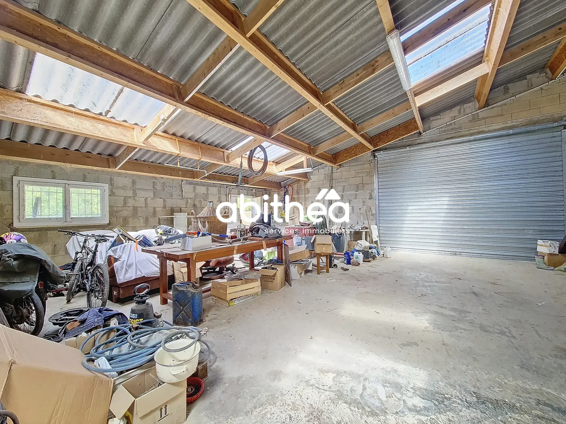 Vente d'un grand garage de 125 m² avec terrain à Saint-Césaire - Opportunity 