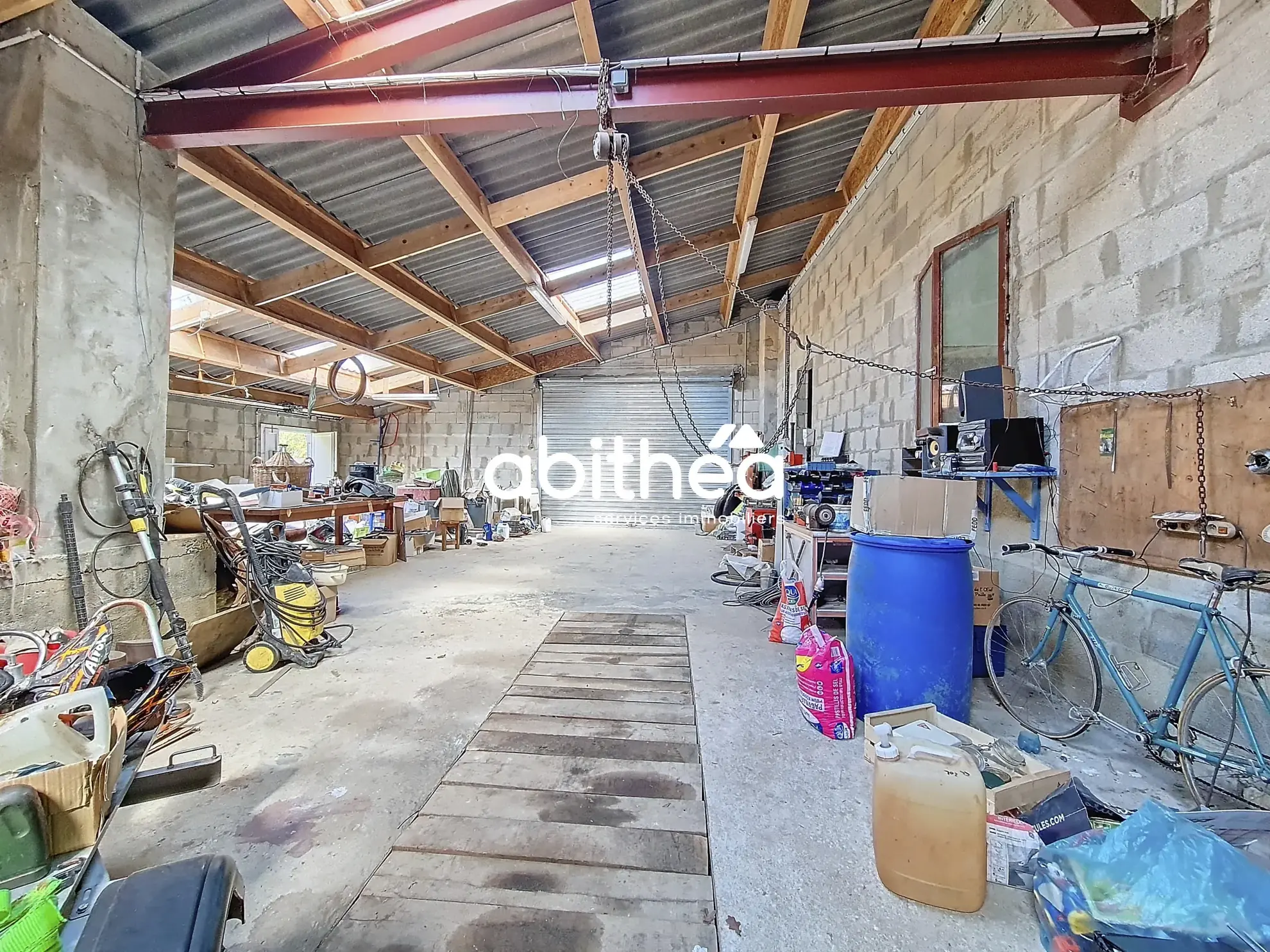 Vente d'un grand garage de 125 m² avec terrain à Saint-Césaire - Opportunity 
