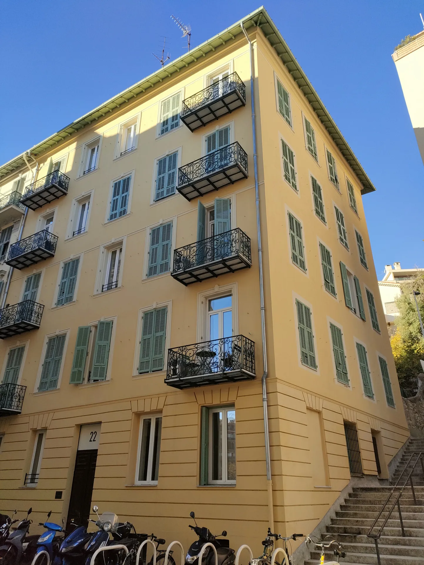 Appartement 2 pièces rénové à Nice proche port et université