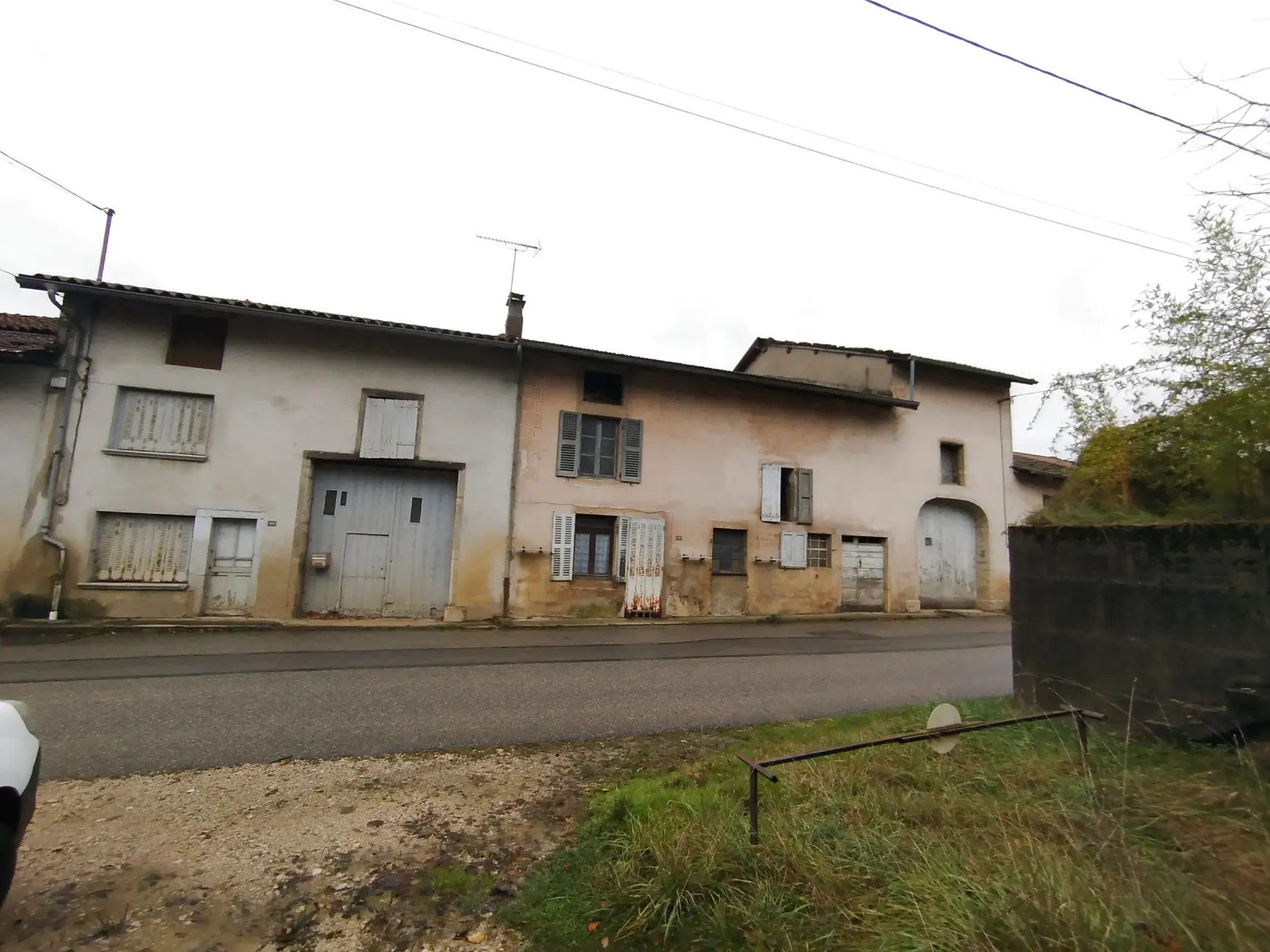 Ensemble immobilier à rénover à Val suran - Terrain et bâtisse en pierre
