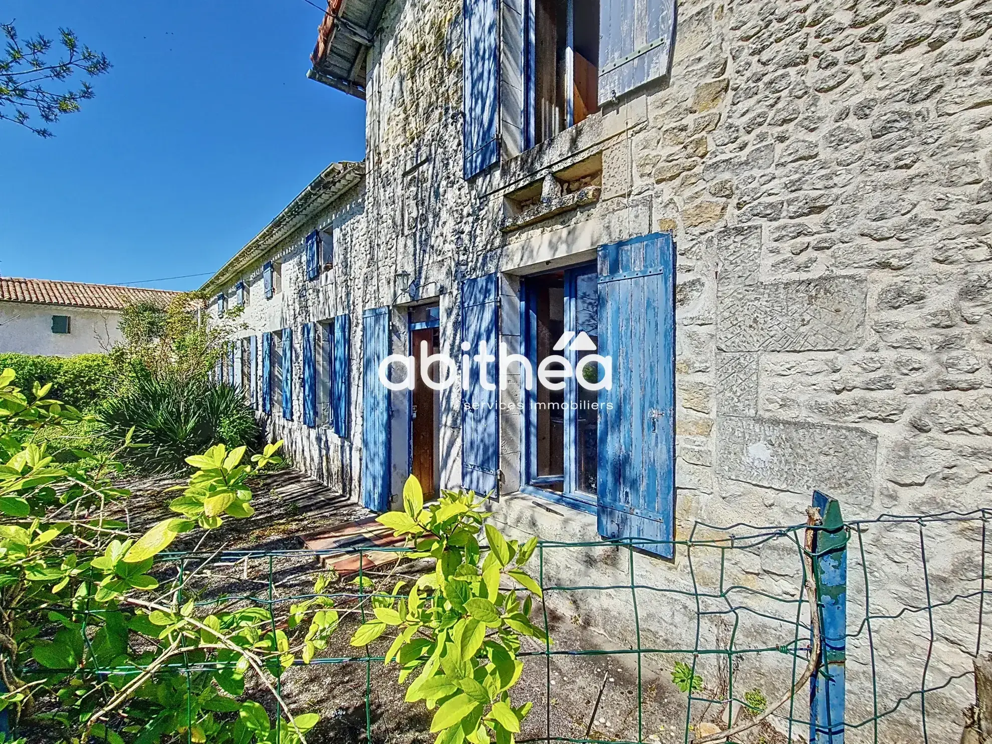 Maison à rénover de 212 m² avec grand terrain en Charente-Maritime 