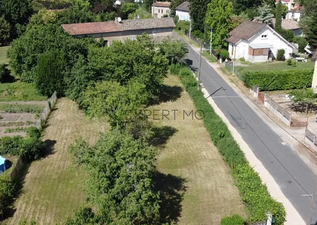 Ensemble immobilier à Tournus avec deux maisons anciennes et terrain constructible 