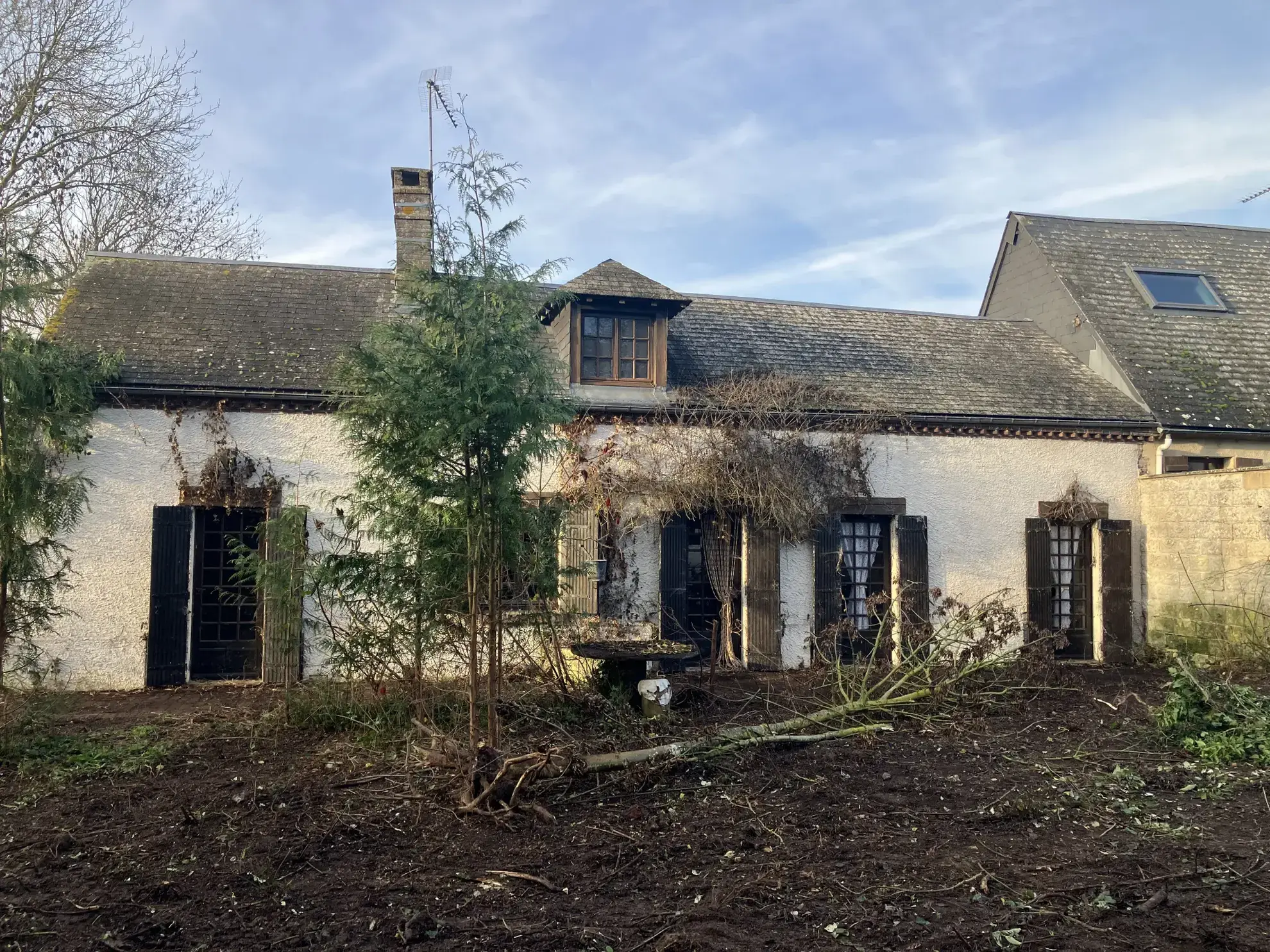 Maison ancienne de 124 m² avec terrain de 1873 m² dans un village calme