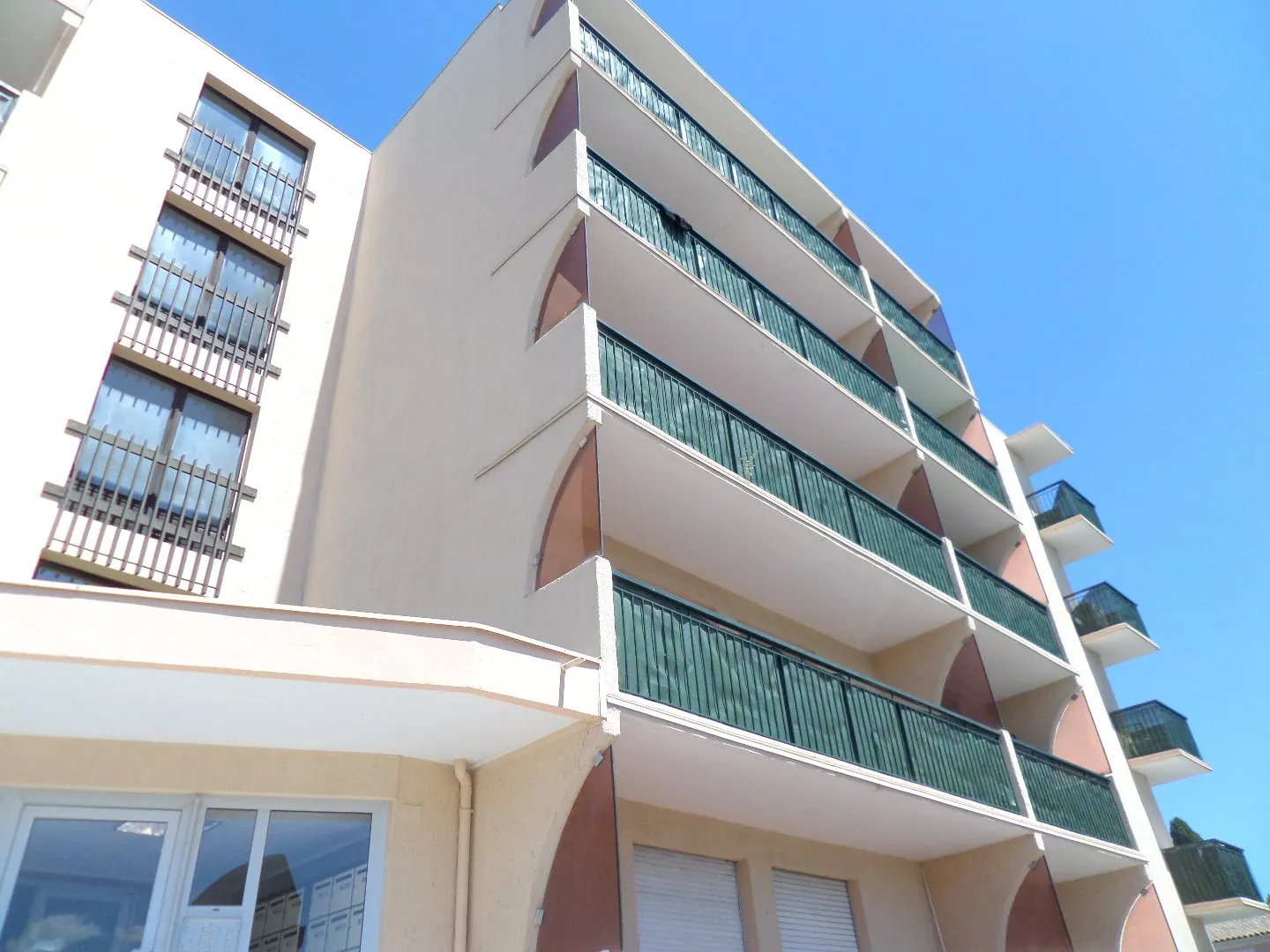 Appartement T2 de 44m² à Montpellier avec terrasse, parking et cave, idéal investissement ou premier achat