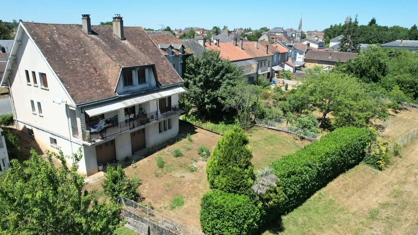 Maison 7 chambres à Thiviers avec garage et terrain de 600 m² à rafraîchir