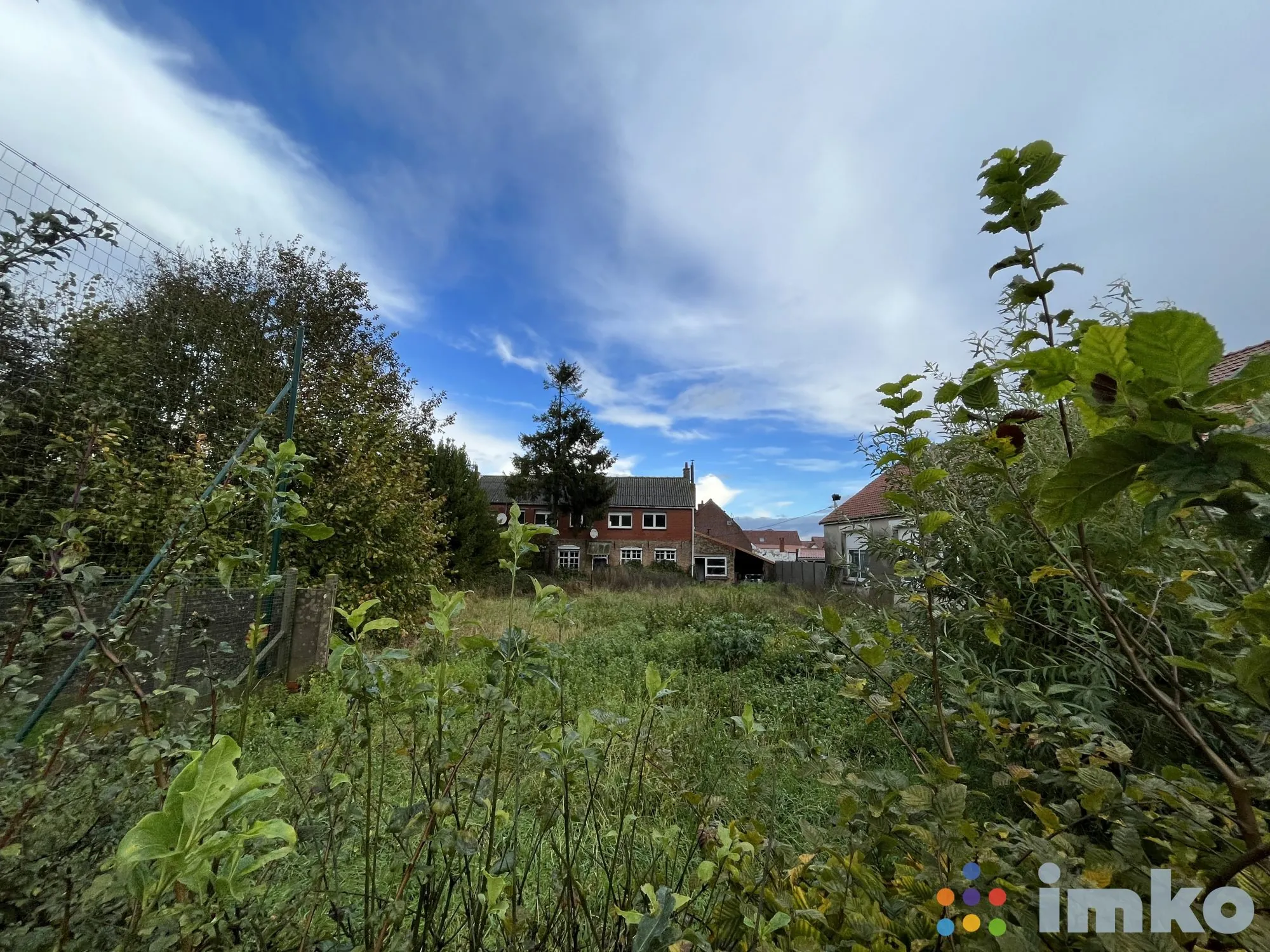 Terrain constructible de 659m² à Bambecque, au centre du village