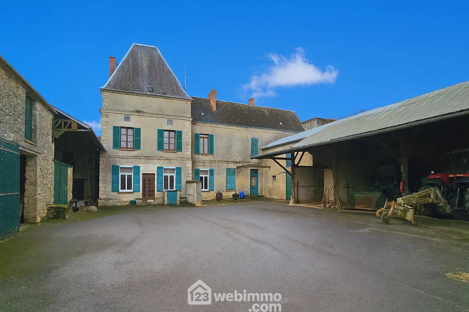 Charmante maison de 260 m² avec dépendances dans l'ancien château de Rumont
