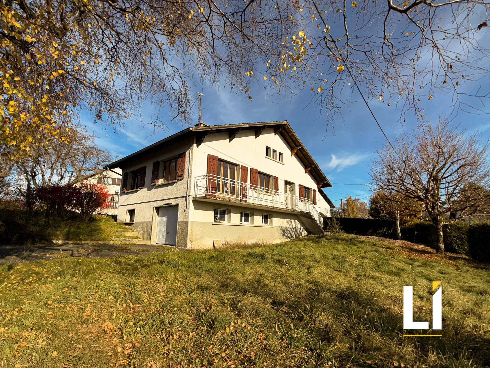 Grande maison à rénover à Maîche avec potentiel et terrain plat