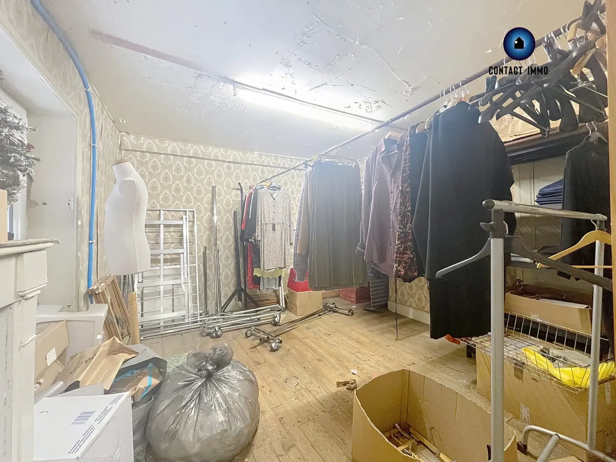 Immeuble à vendre au centre d'Objat avec local commercial et logement à rénover 