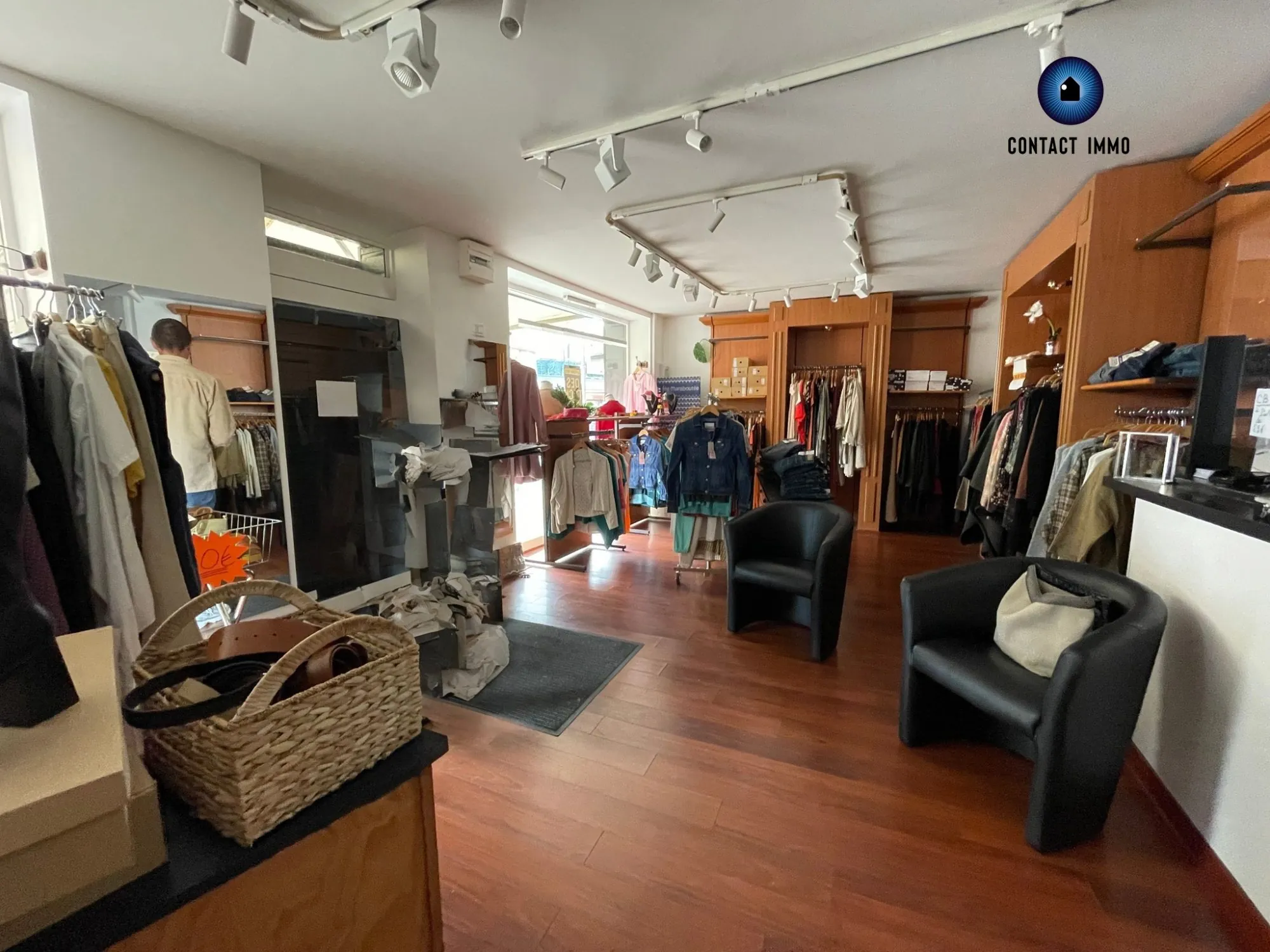 Immeuble à vendre au centre d'Objat avec local commercial et logement à rénover 