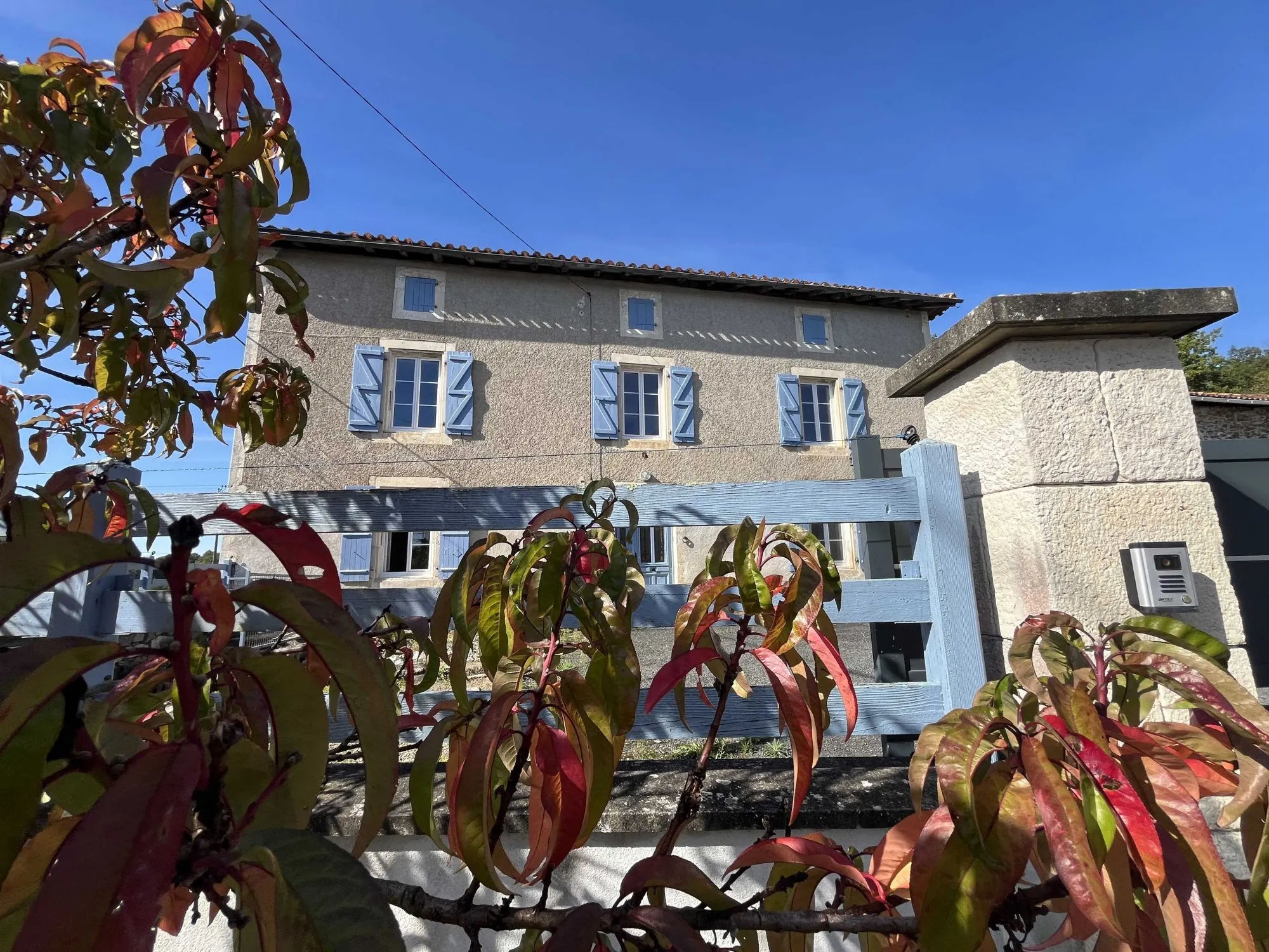 Maison en pierre rénovée avec dépendances et jardin à Roumazieres Loubert