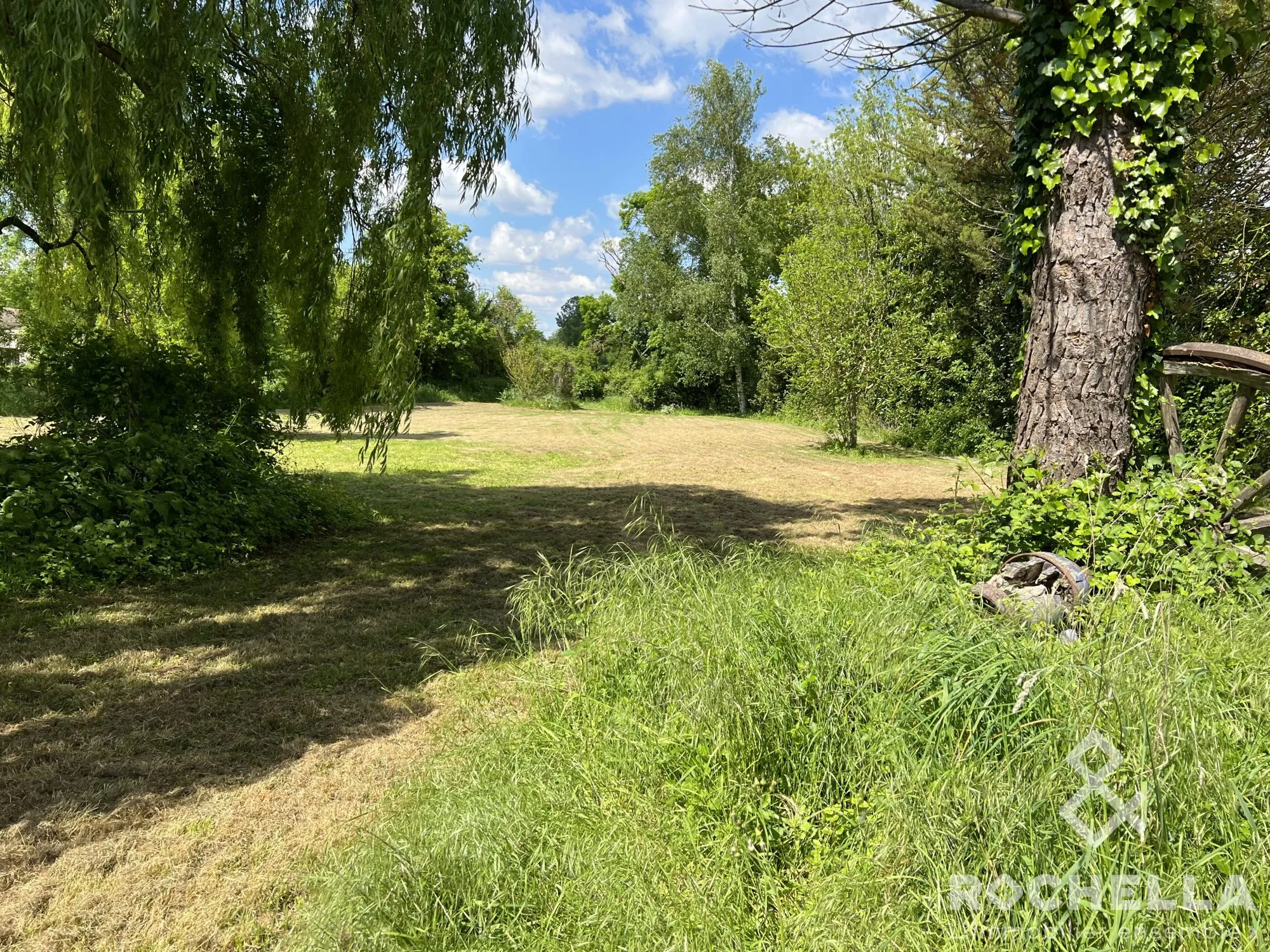 Maison ancienne à rénover avec grand terrain à Lozay - charme et potentiel 