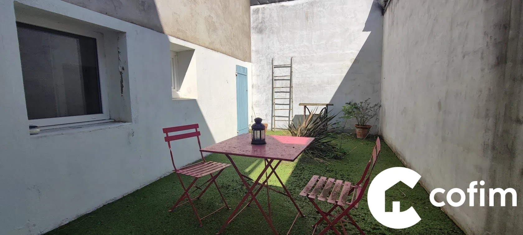 Studio Meublé à Vendre à Oloron-Sainte-Marie, 36 m², terrasse, bon potentiel locatif 