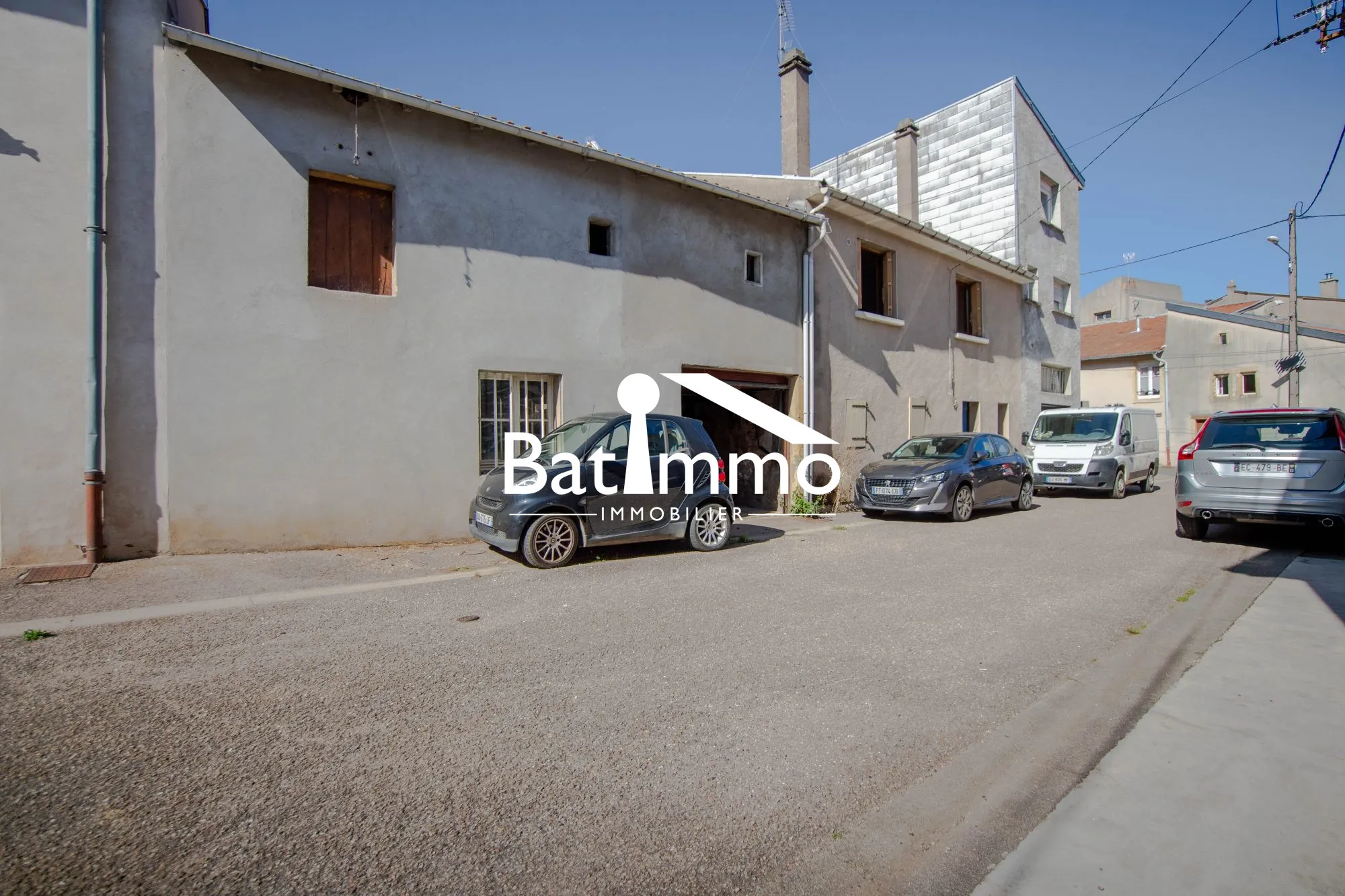 Maison mitoyenne à rénover à Ancy-sur-Moselle avec terrasse et cave