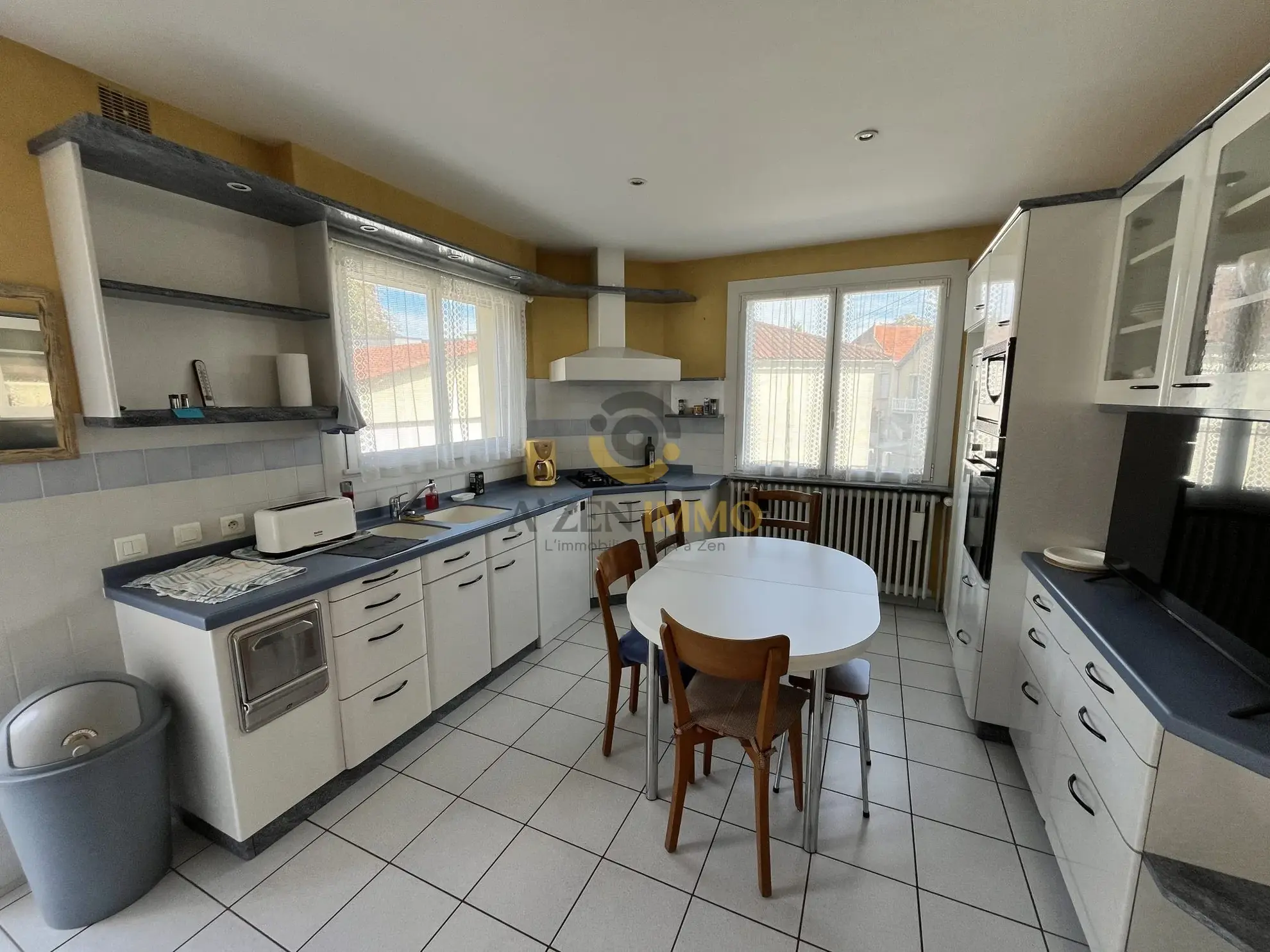Maison familiale à Bressuire avec garage, 4 chambres et terrain de 477 m² 