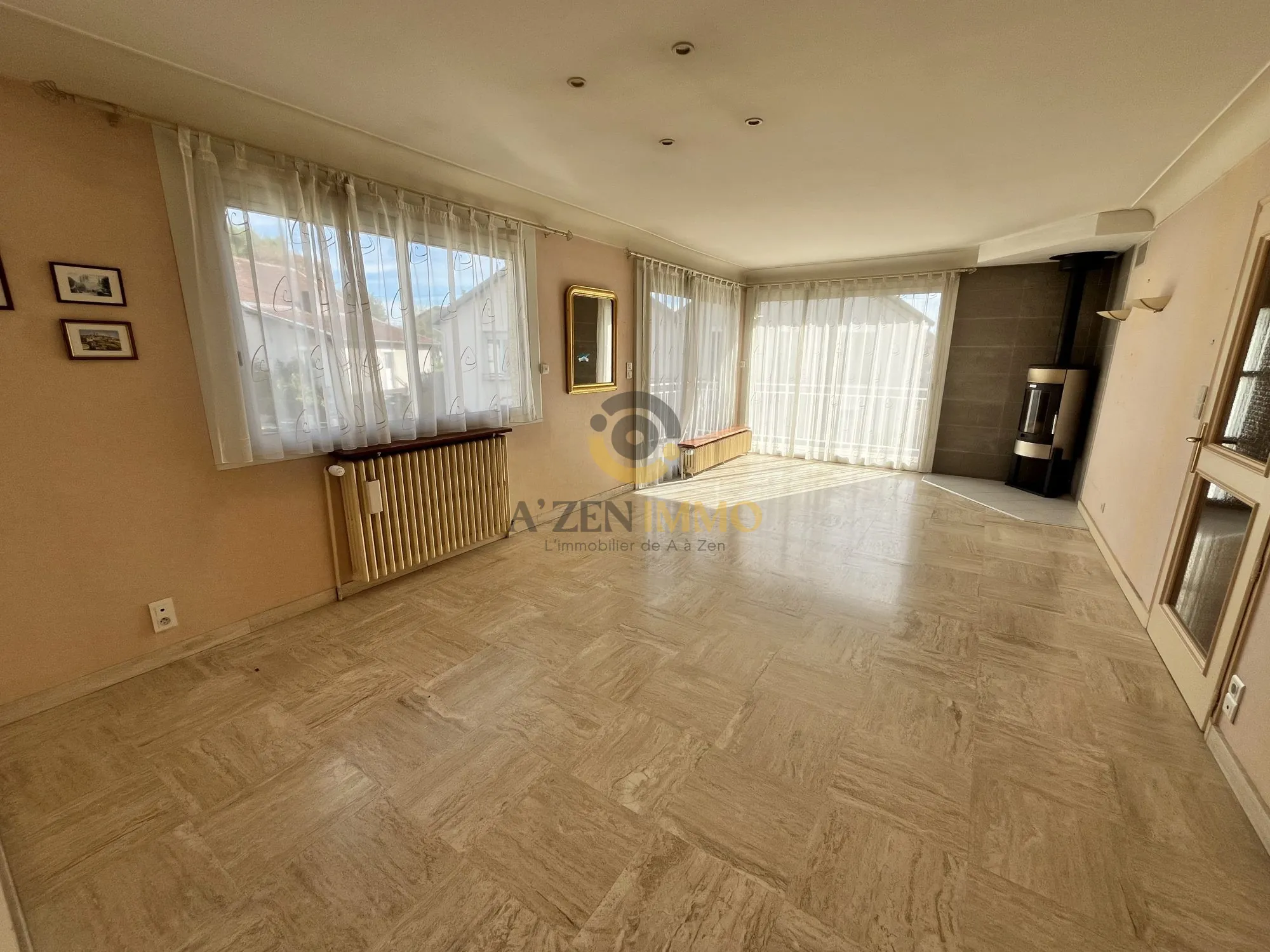 Maison familiale à Bressuire avec garage, 4 chambres et terrain de 477 m² 