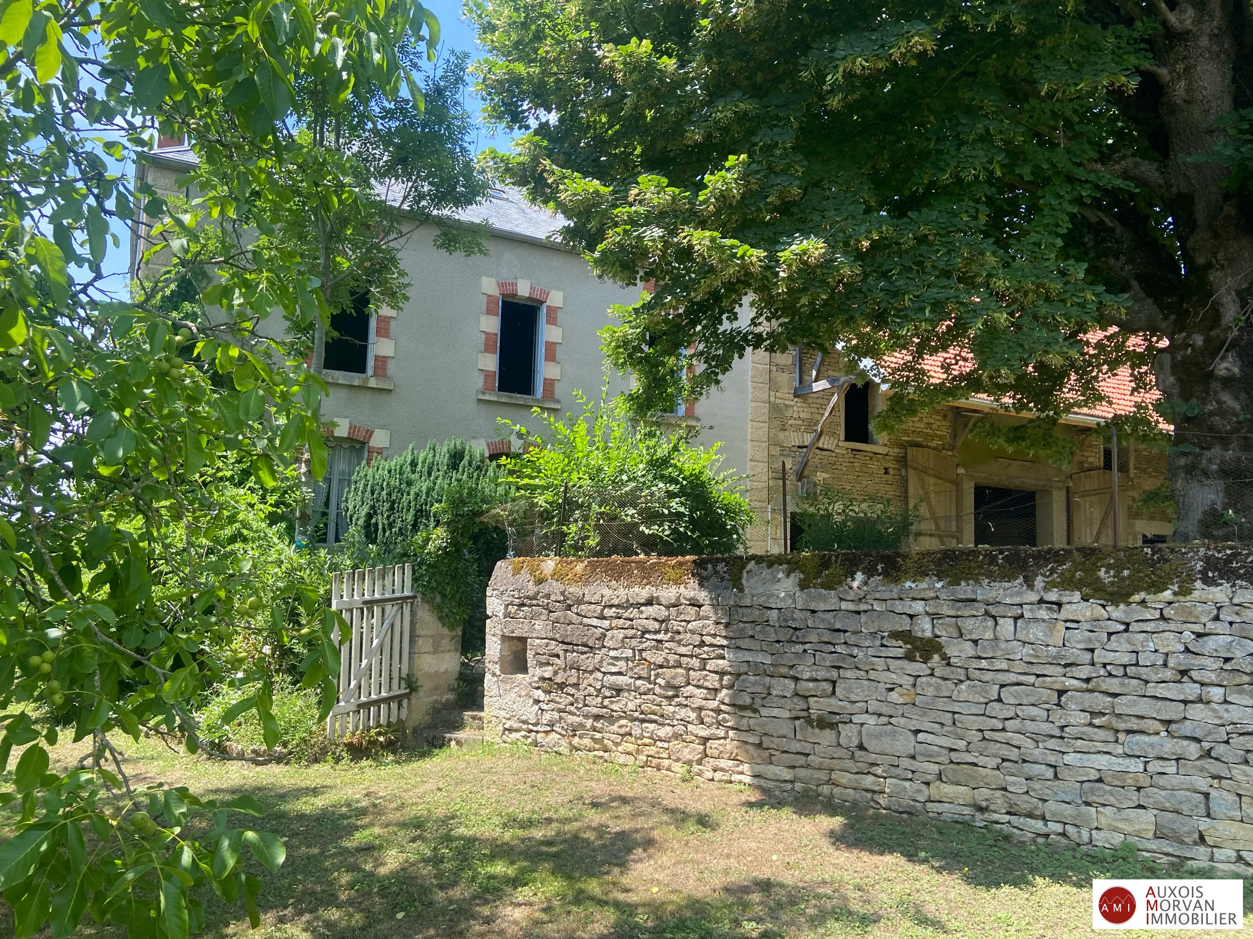Charmante maison ancienne à rénover proche d'Époisses avec terrain en Côte-d'Or