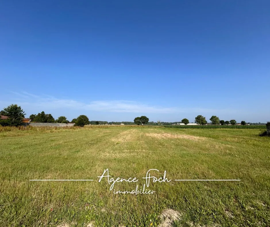 Terrain constructible de 1323 m² à Tostat, vue dégagée et environnement calme