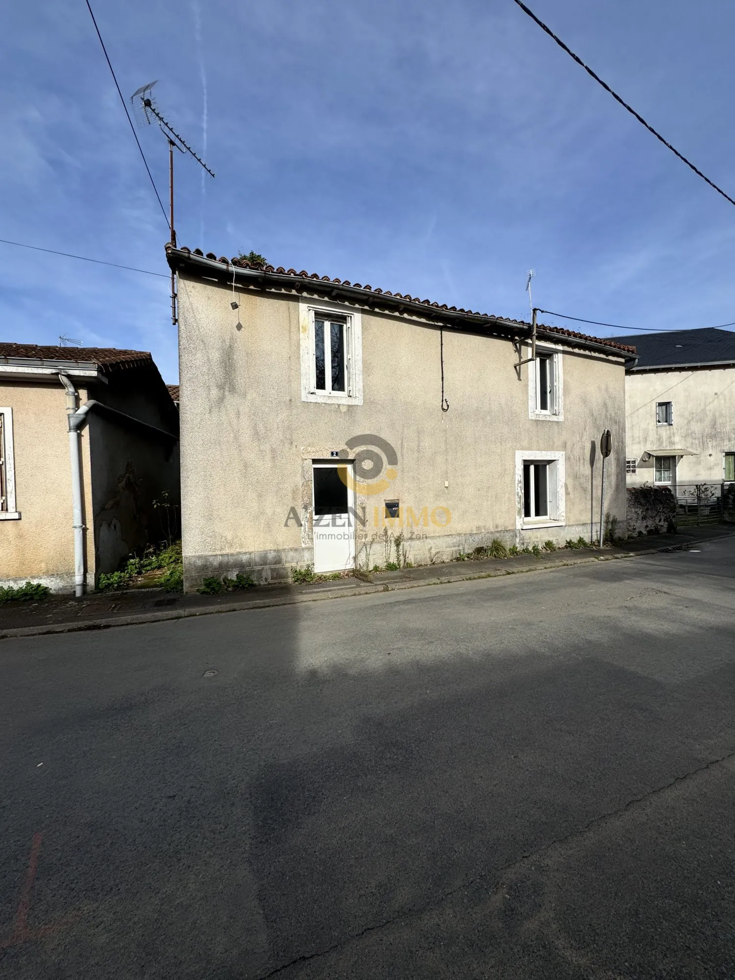 Maison en pierres avec grange et terrain à vendre à Secondigny