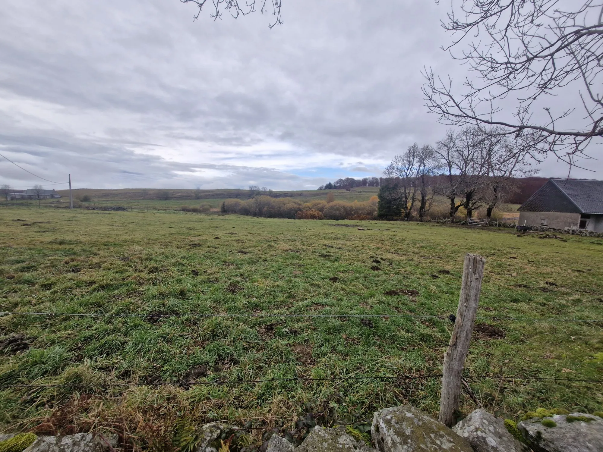 Terrain constructible à vendre à Picherande, secteur Chareire – Vue dégagée, accès facile