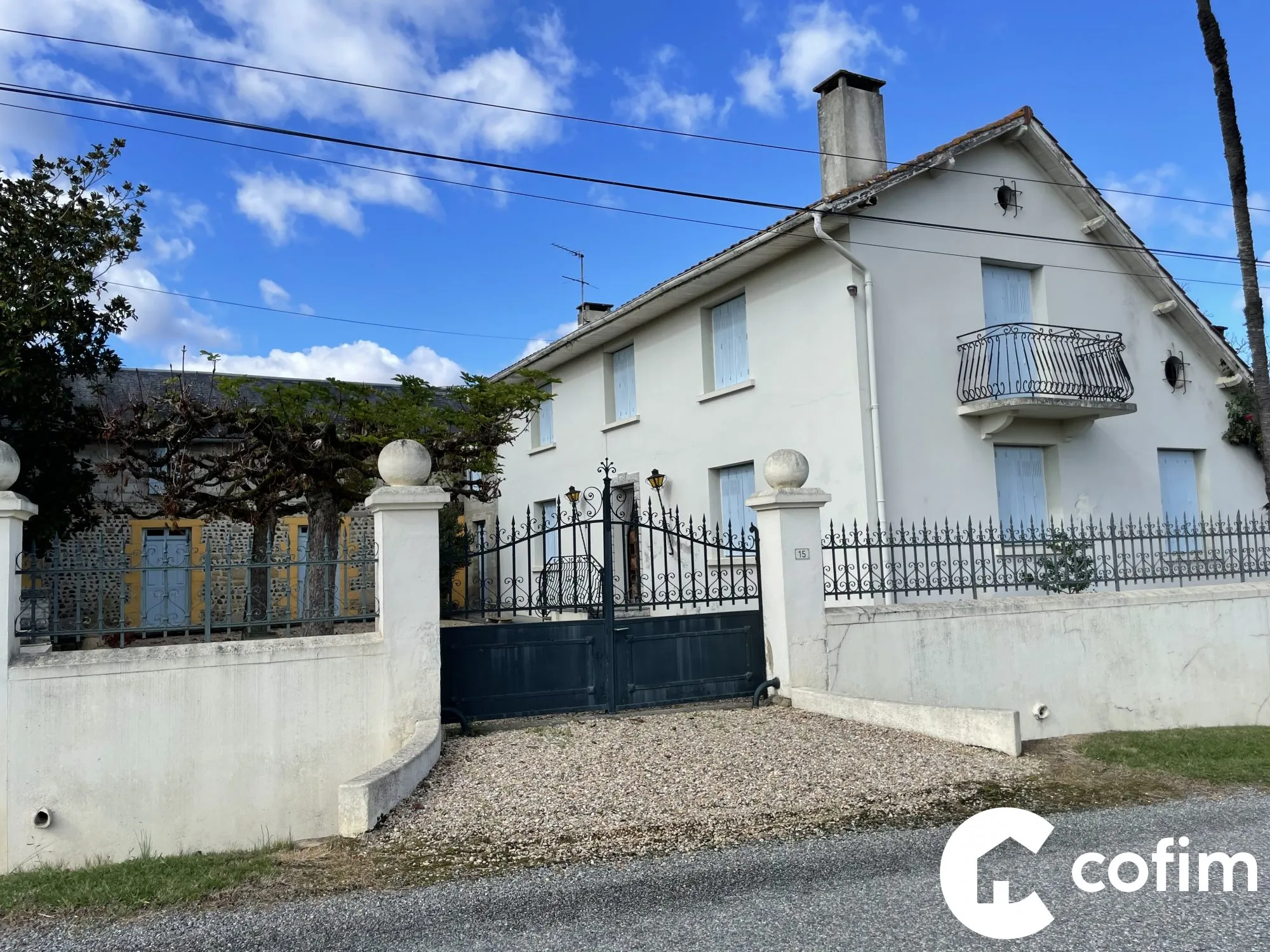 Maison familiale à Vialer avec dépendances et grand terrain de 2000 m²