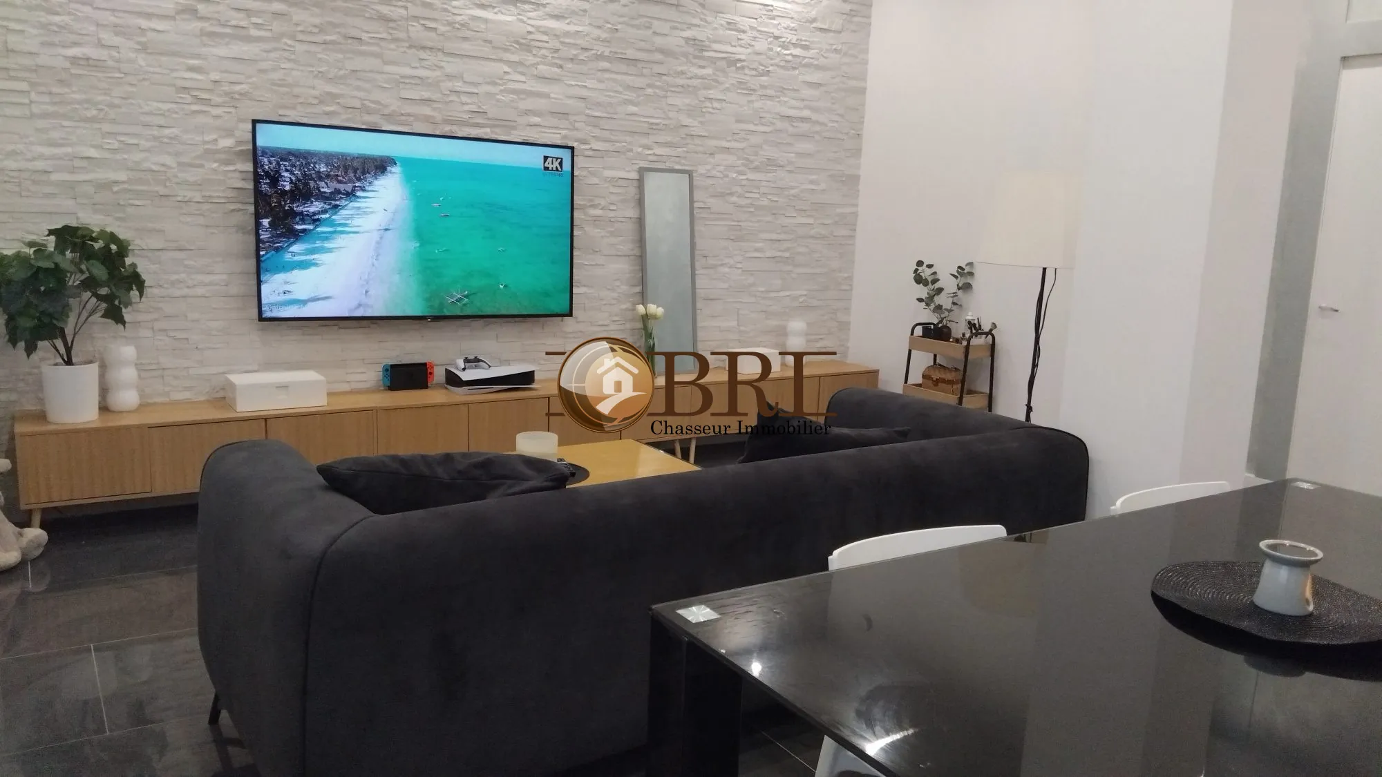 pièce de vie Appartement T3 rénové en rez-de-chaussée à Voiron – 58 m²