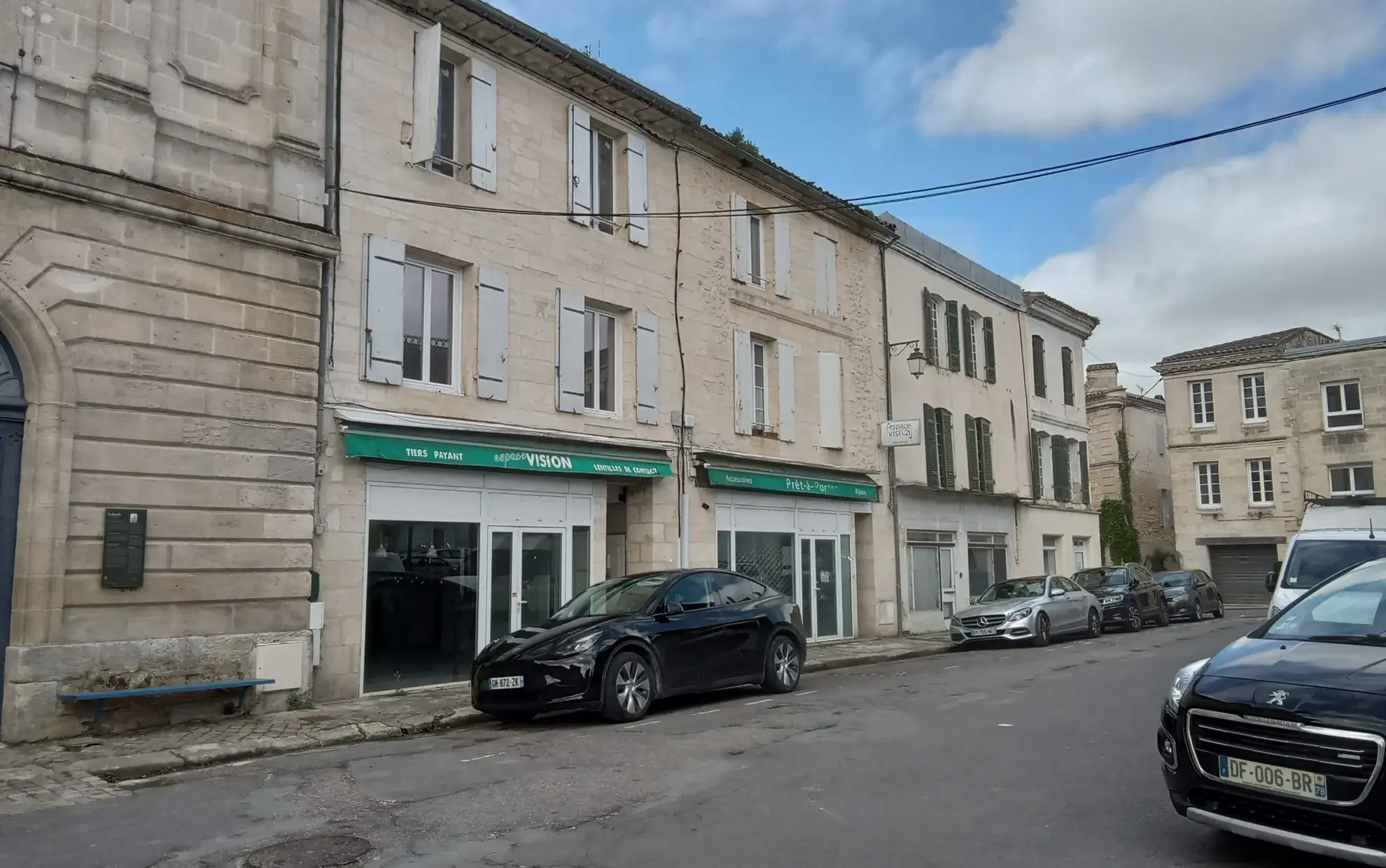 Immeuble en pierre à Bourg-sur-Gironde avec local commercial et appartements