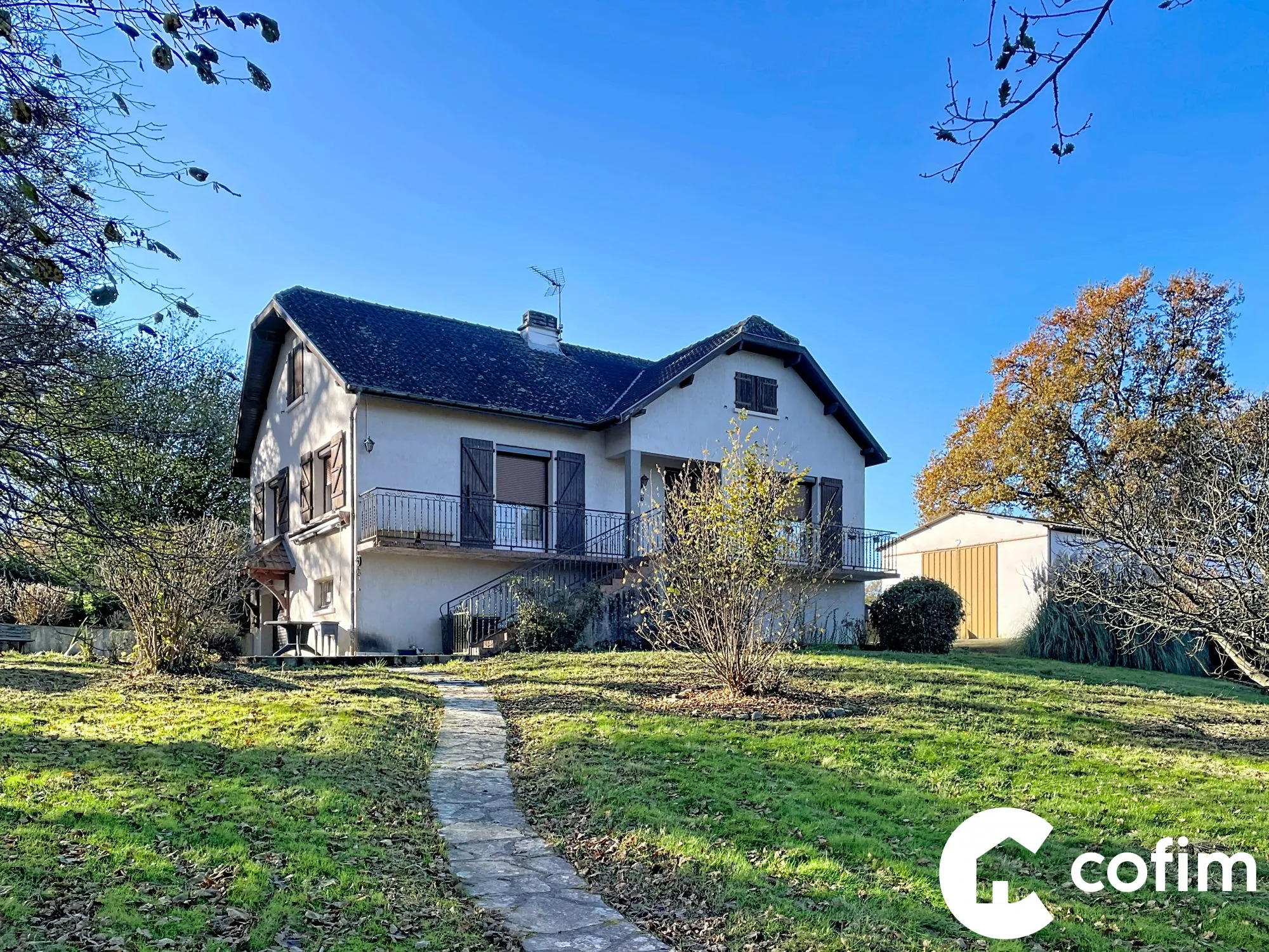 Maison néo-béarnaise à Thèze avec grand hangar et terrain arboré