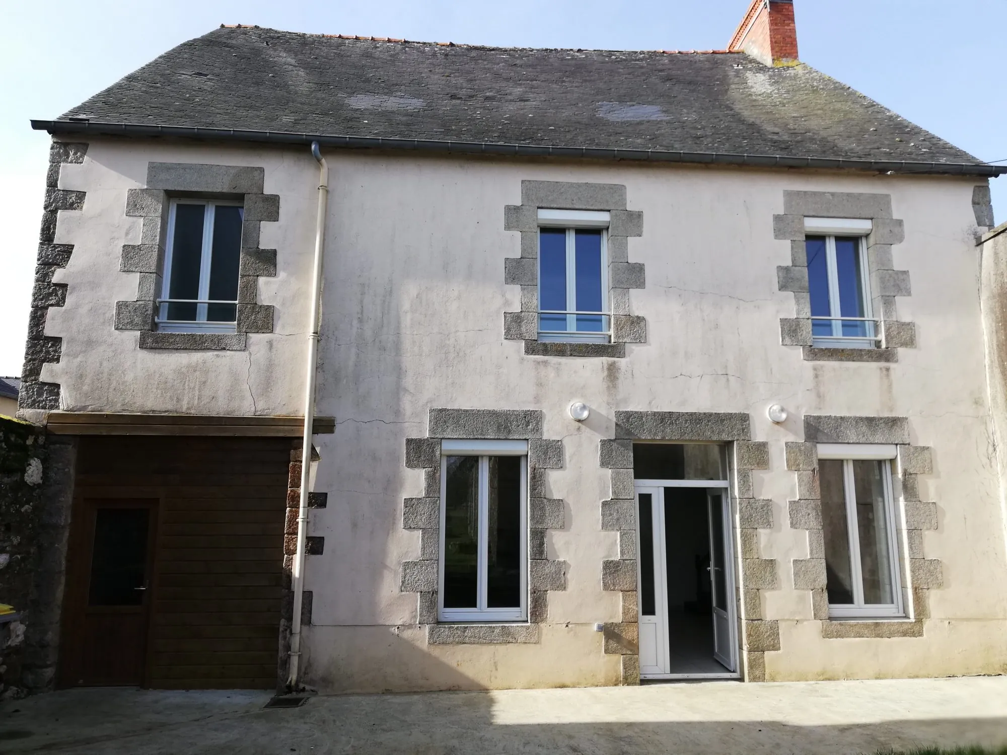 Immeuble mixte rénové à Mohon avec terrains et logements à vendre