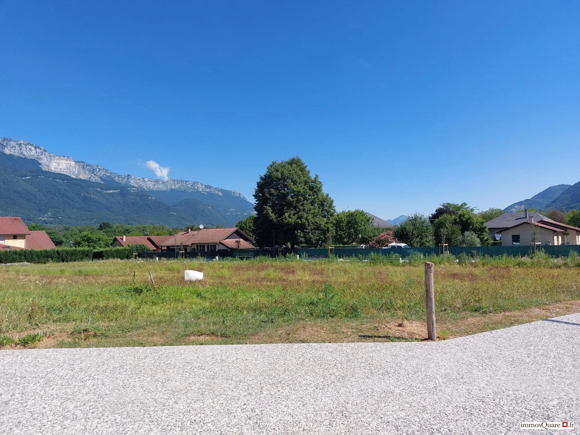 Terrain constructible de 492 m² à vendre à Tencin, proche commodités