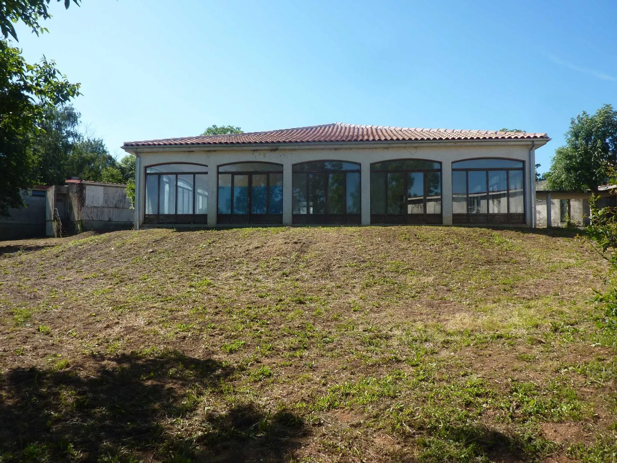 Ensemble immobilier à rénover pour projet hôtelier près de La Rochefoucauld 