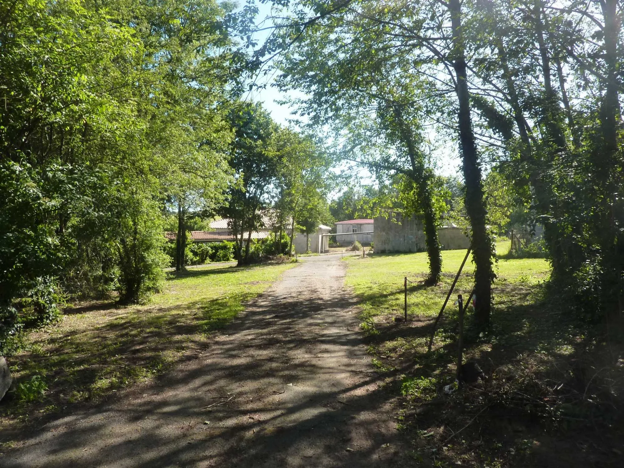 Ensemble immobilier à rénover pour projet hôtelier près de La Rochefoucauld 