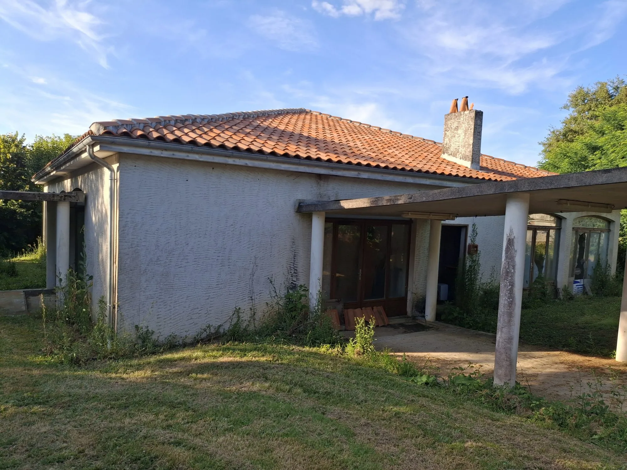 Ensemble immobilier à rénover pour projet hôtelier près de La Rochefoucauld 