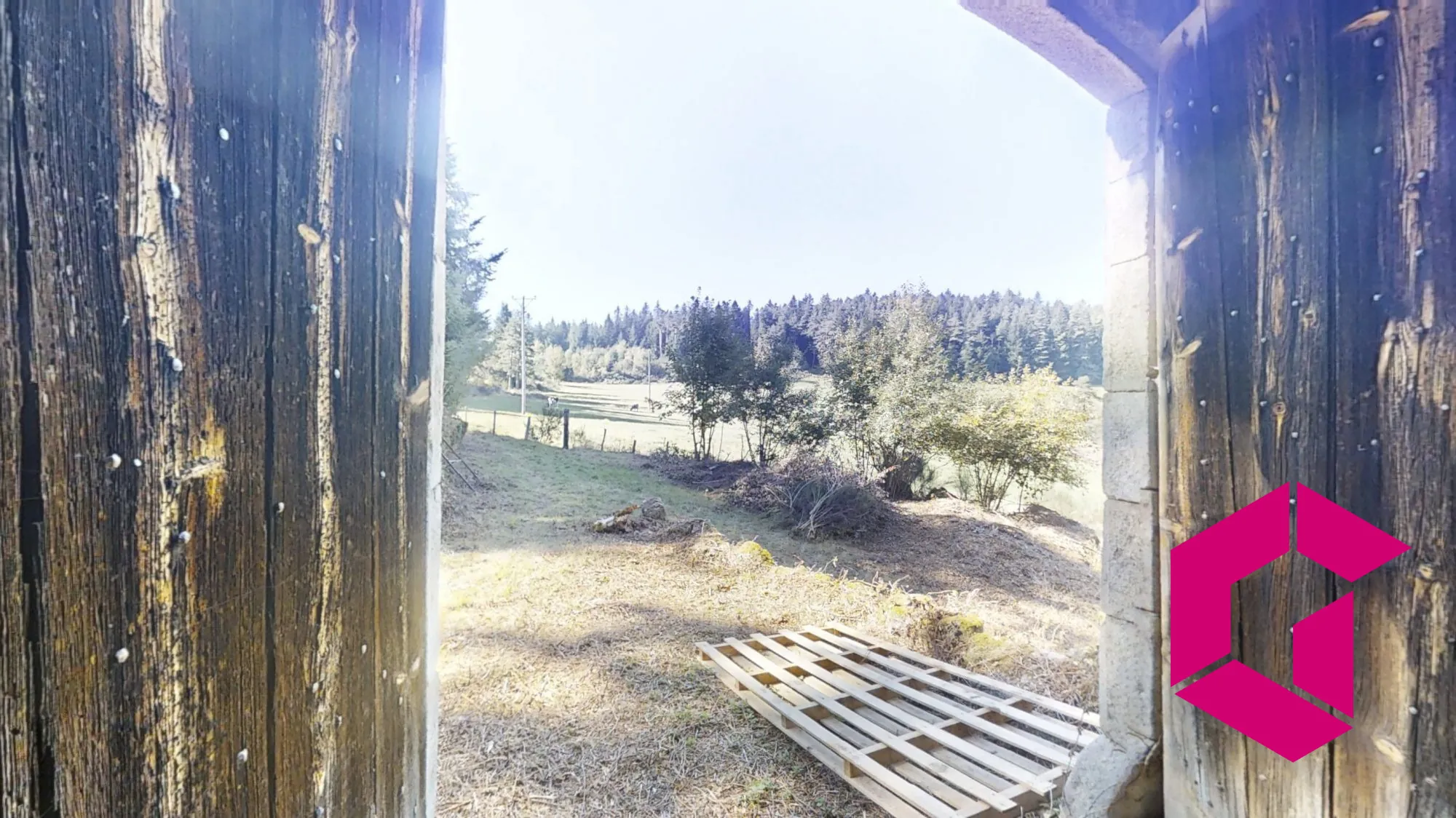 Maison en pierre à rénover avec vue dégagée et terrain à Riotord