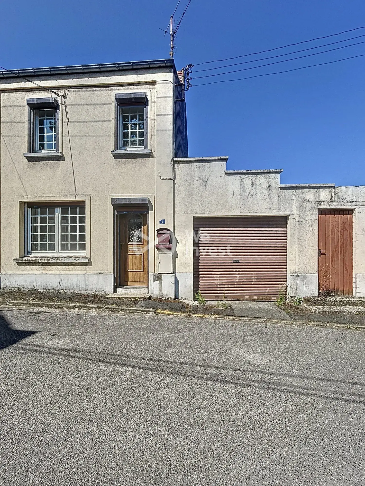 Maison semi-mitoyenne à Louvroil proche commodités, 2 chambres, garage et cour privée