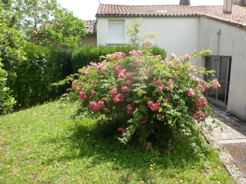 Belle maison de bourg avec 5 chambres et jardin clos à La Flocellière