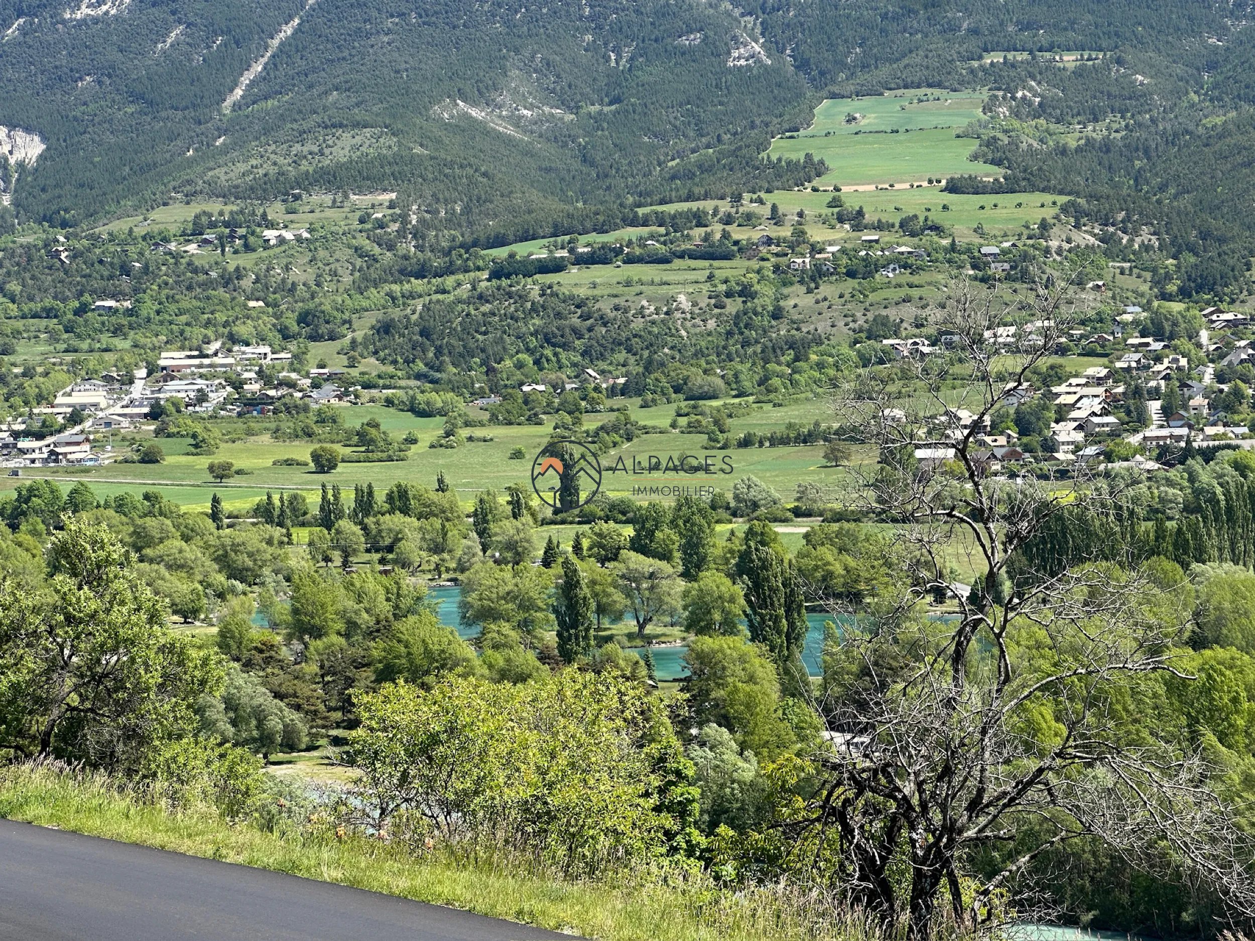 Terrain constructible exposé SUD-EST à Réotier avec vue dégagée