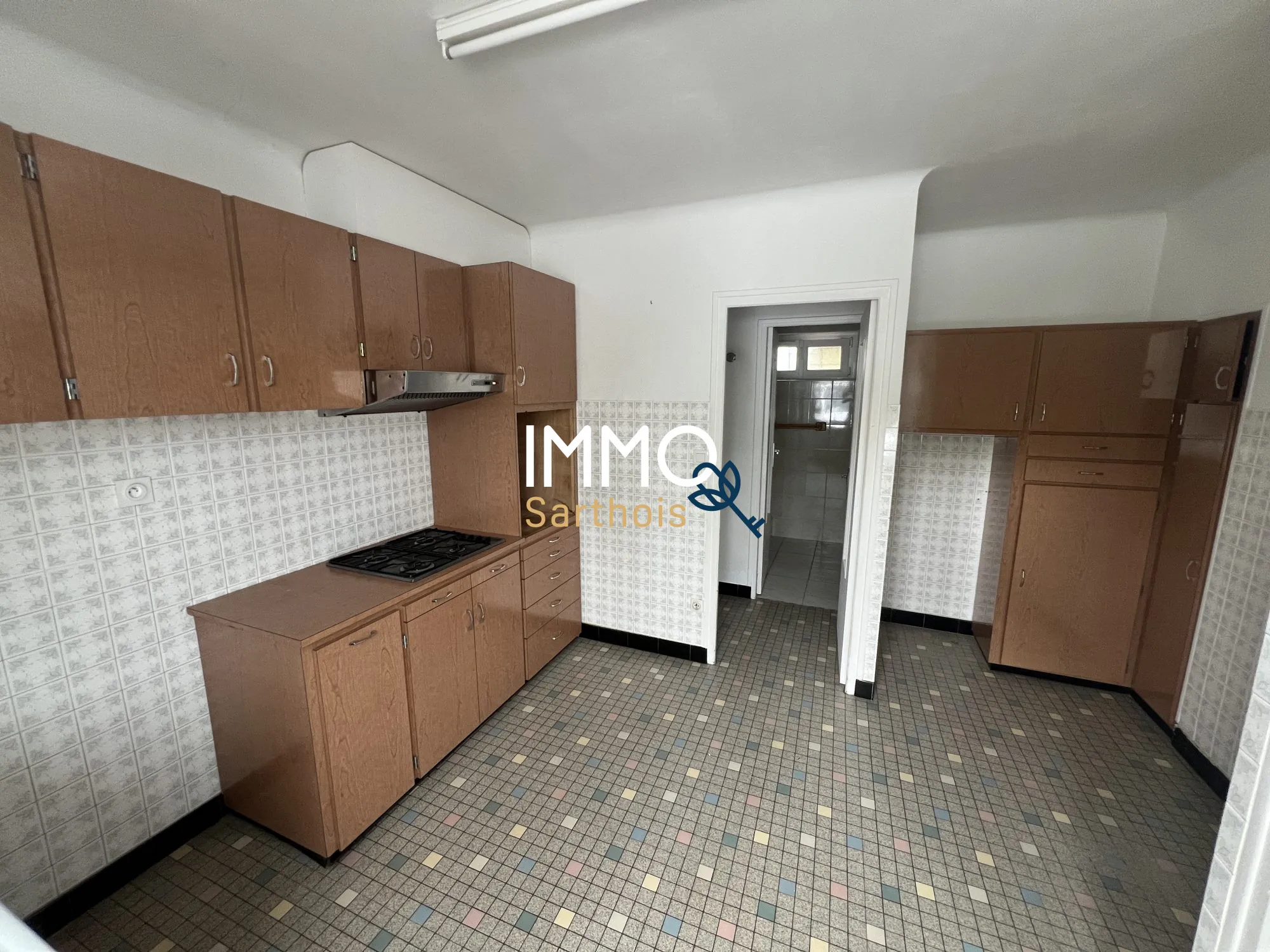 Maison mitoyenne à Commoÿ avec potentiel locatif et terrain arboré de 1404 m² 