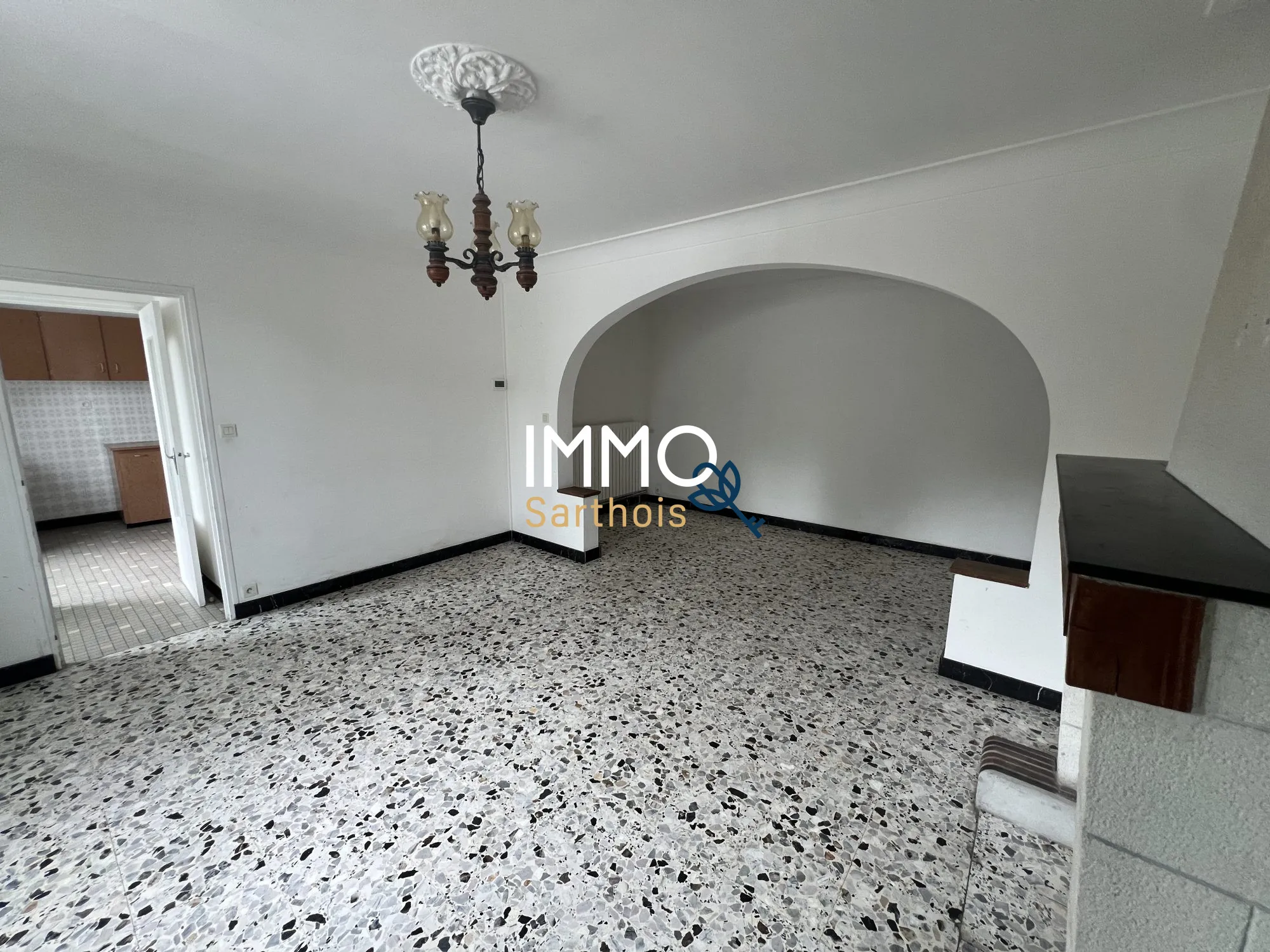 Maison mitoyenne à Commoÿ avec potentiel locatif et terrain arboré de 1404 m²