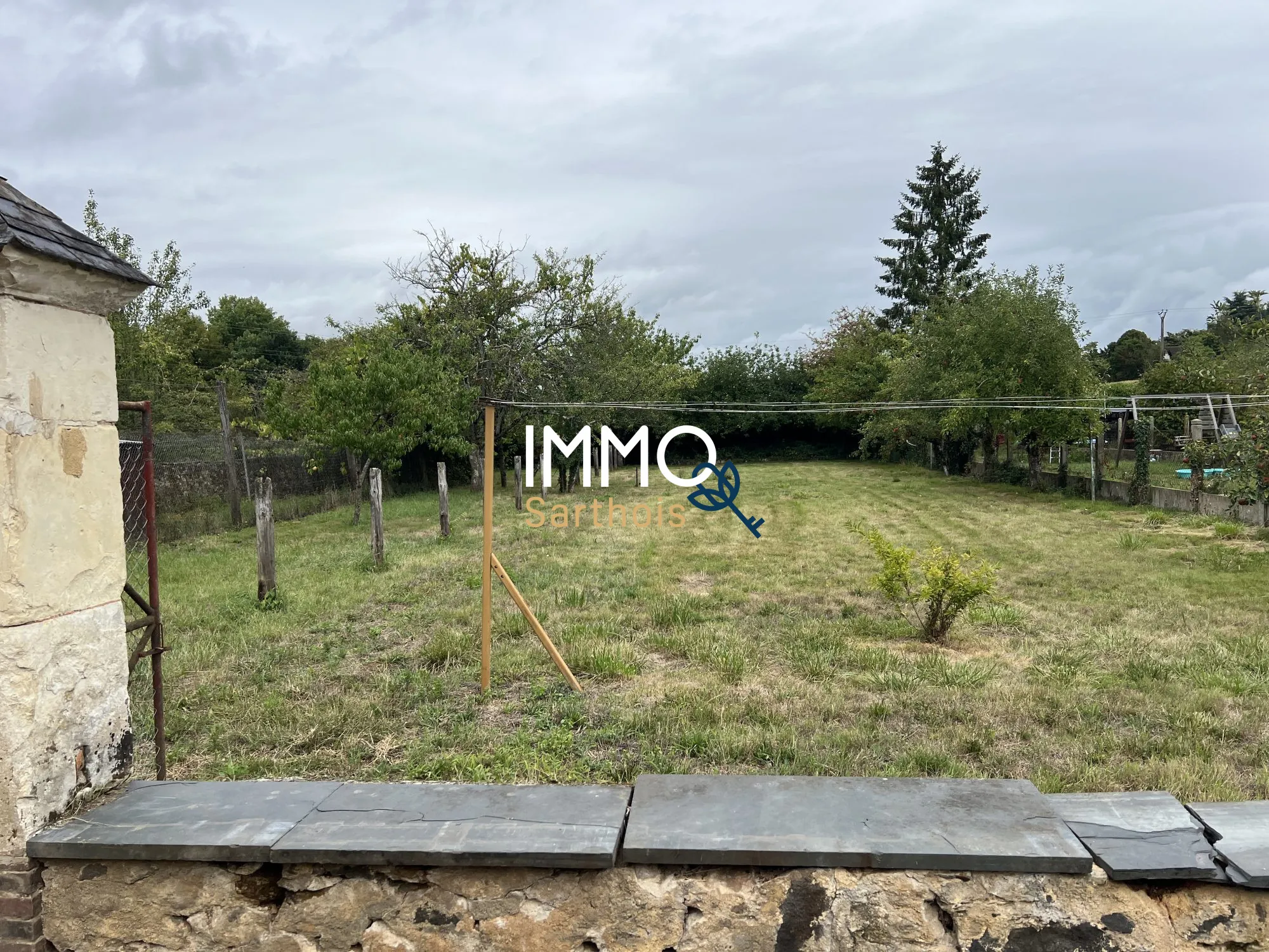 Maison mitoyenne à Commoÿ avec potentiel locatif et terrain arboré de 1404 m² 