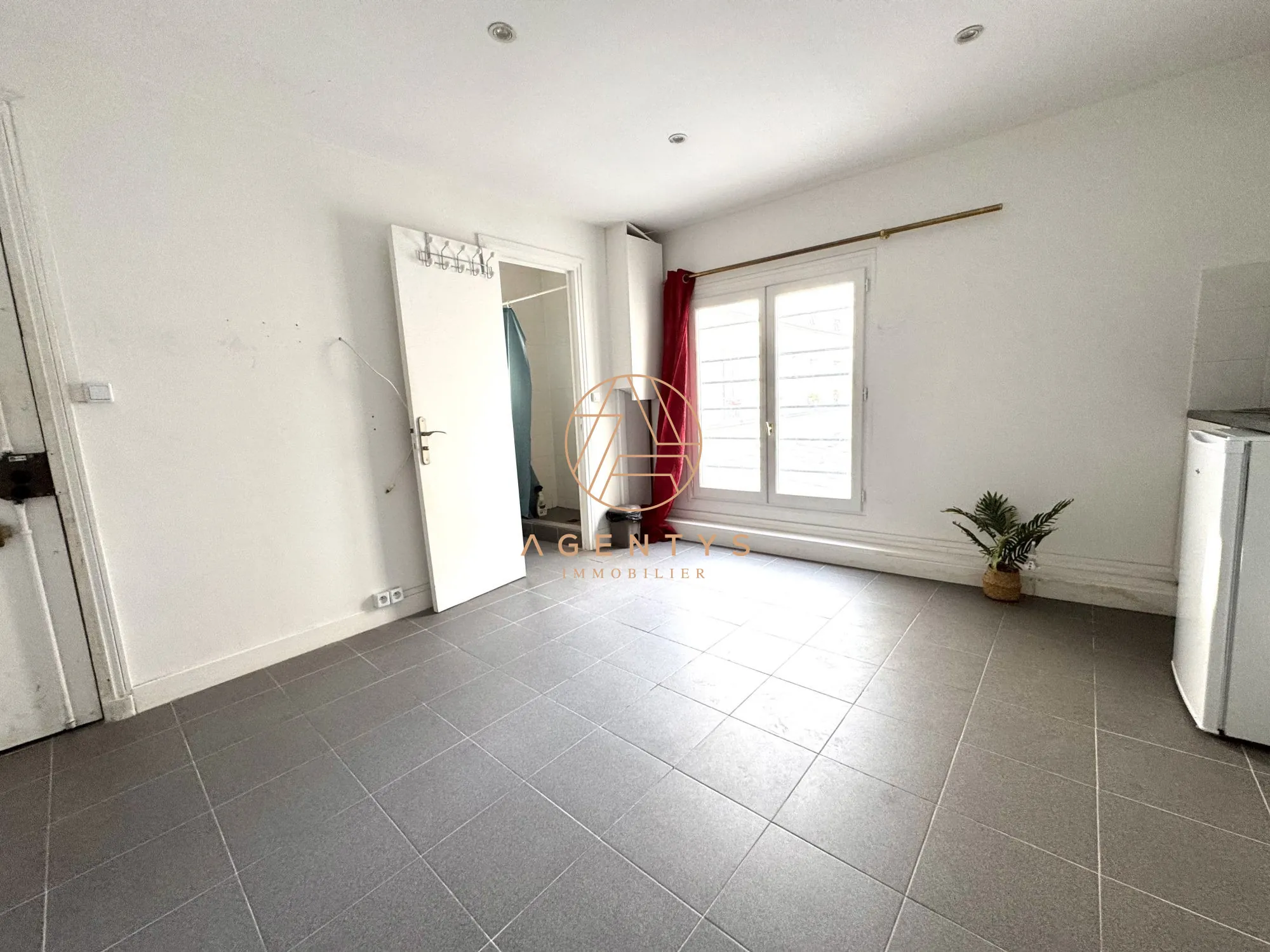 Studio lumineux à vendre dans passage recherché, Paris 75002