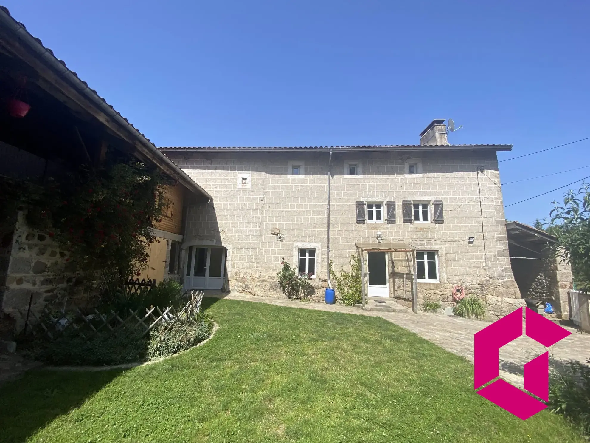 Ferme rénovée de 208 m² avec terrain et dépendances à Sauvessanges 