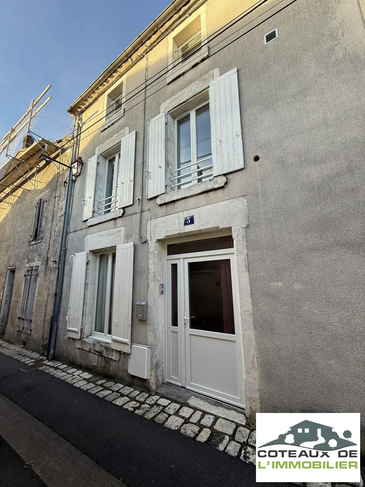 Belle maison de ville à Jarnac avec 3 chambres et potentiel locatif intéressant 