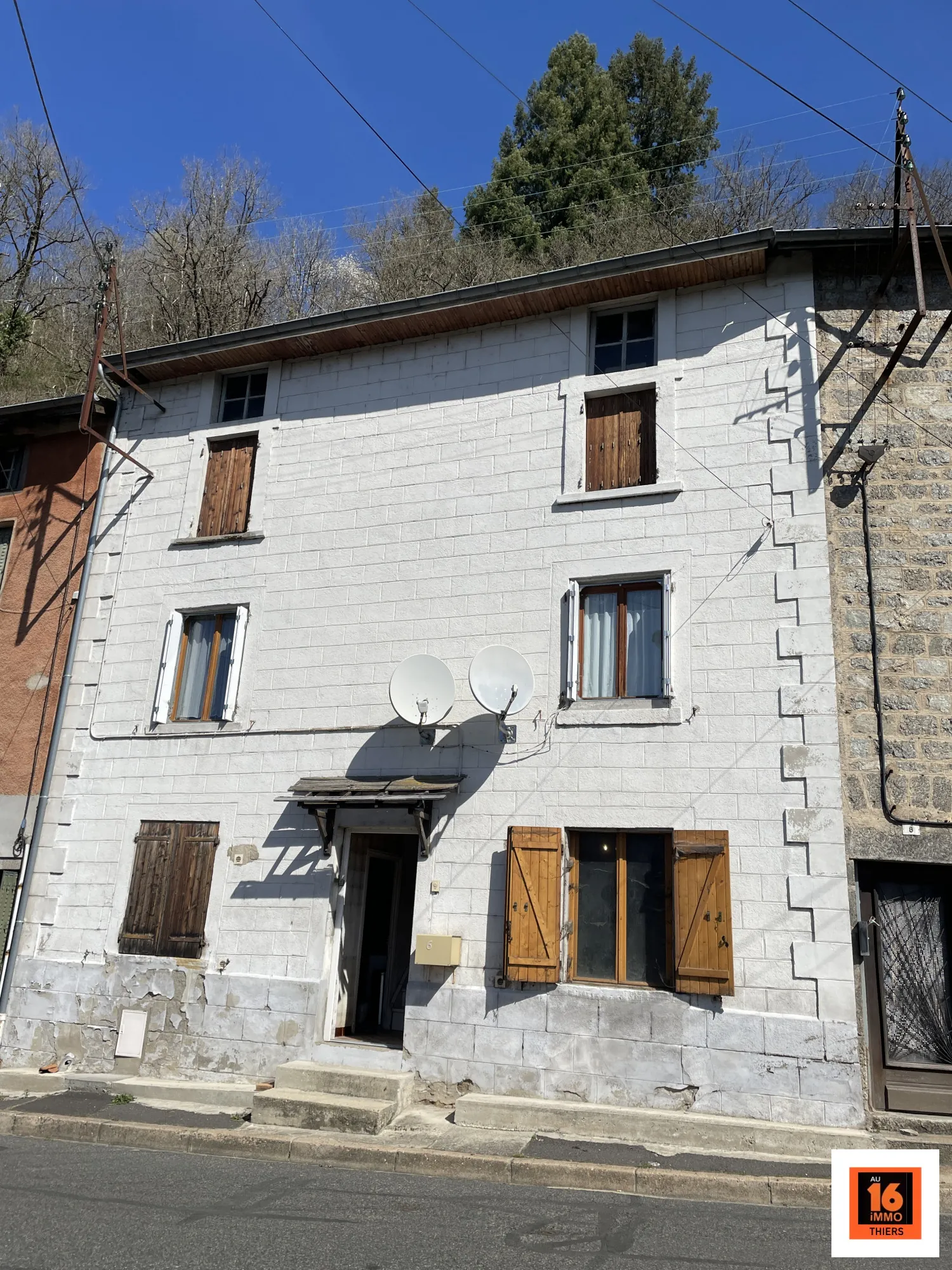 Maison à Thiers avec terrain, garage et potentiel d'aménagement à 7 min du centre-ville